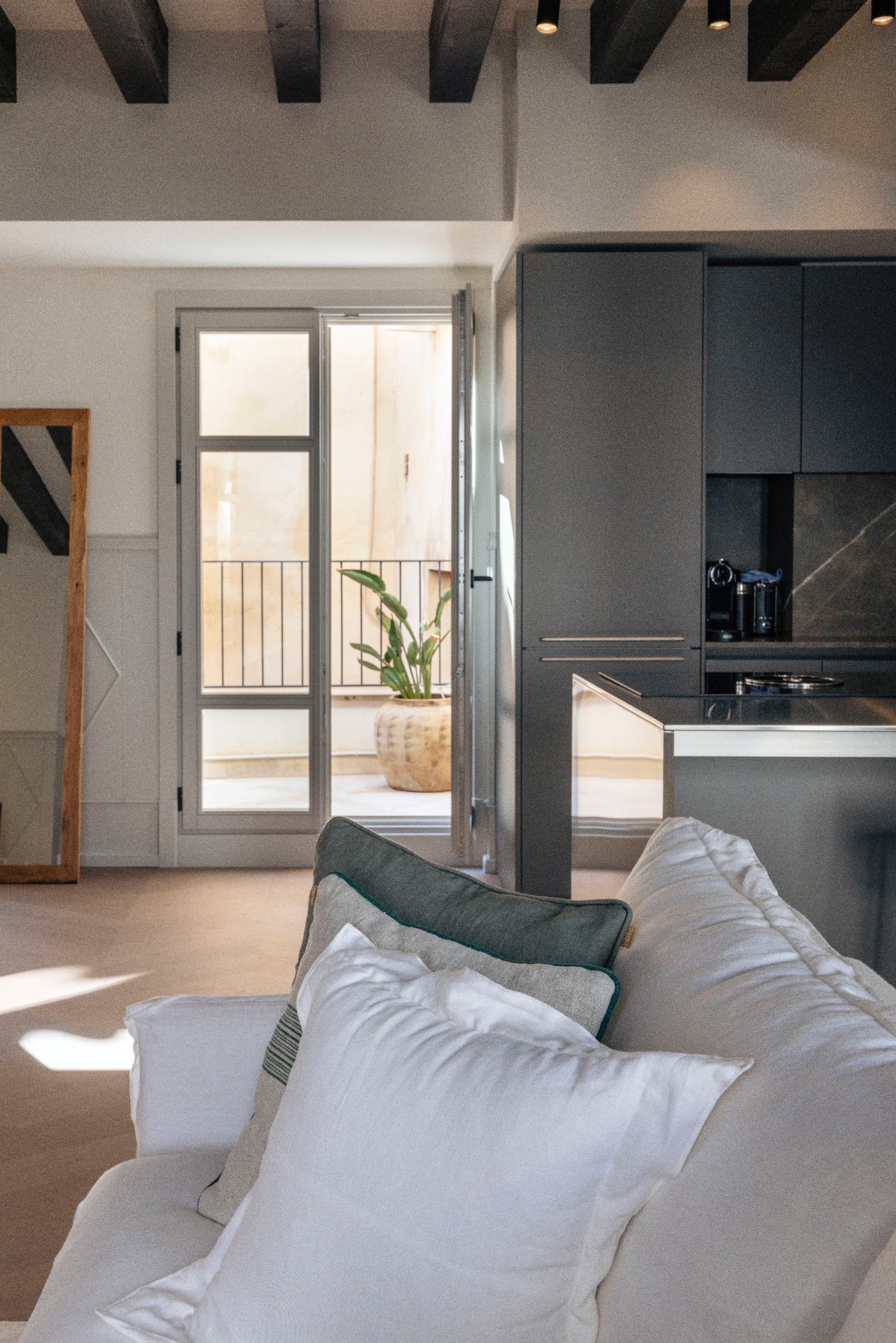 Exclusive Apartment in Palma's Historic Old Town — image 27