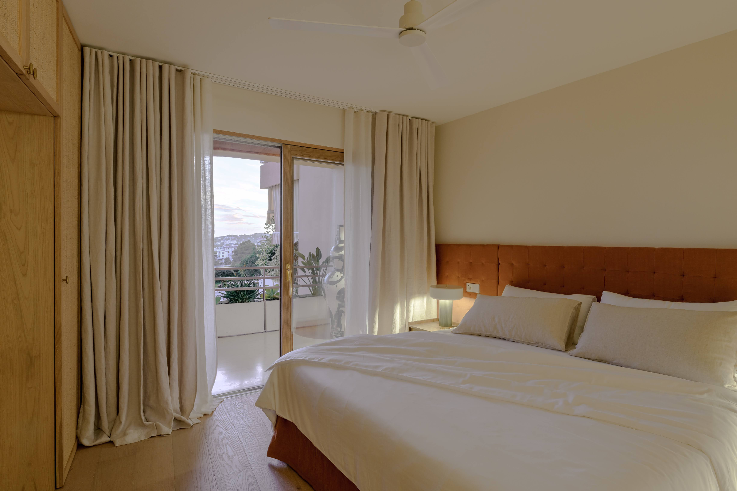Renovated designer apartment with sea views in La Bonanova — 8