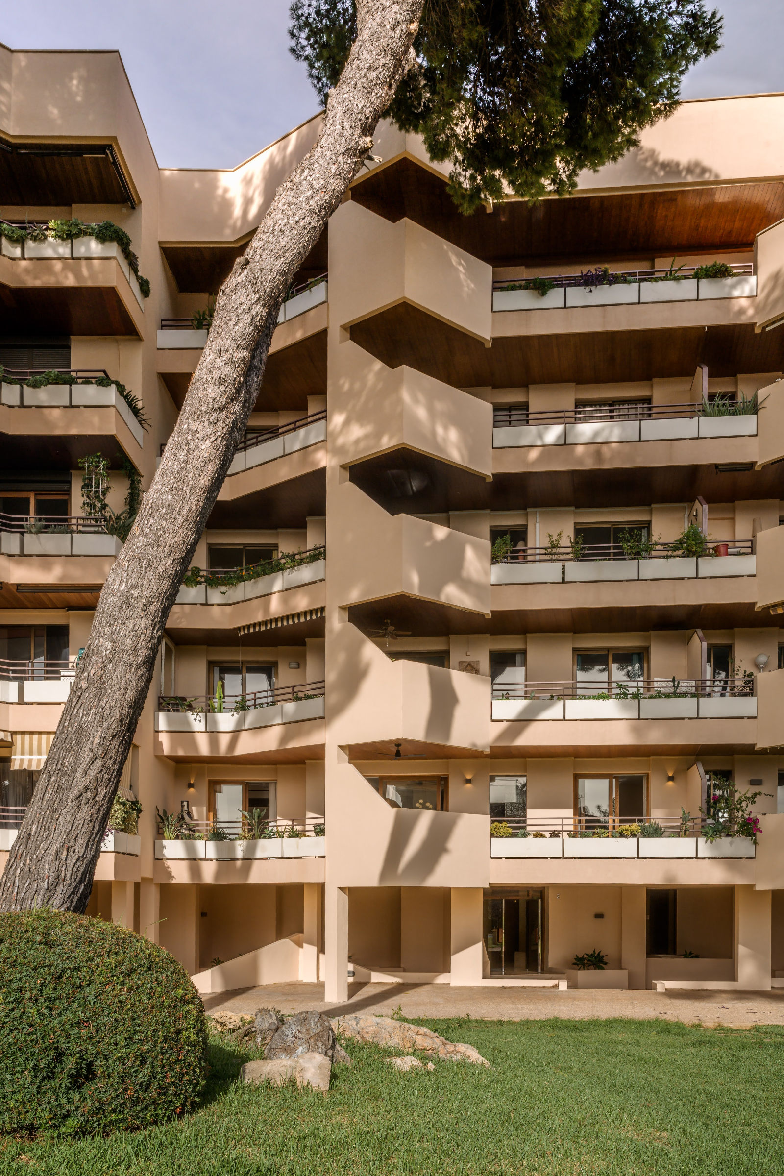 Renovated designer apartment with sea views in La Bonanova — image 14