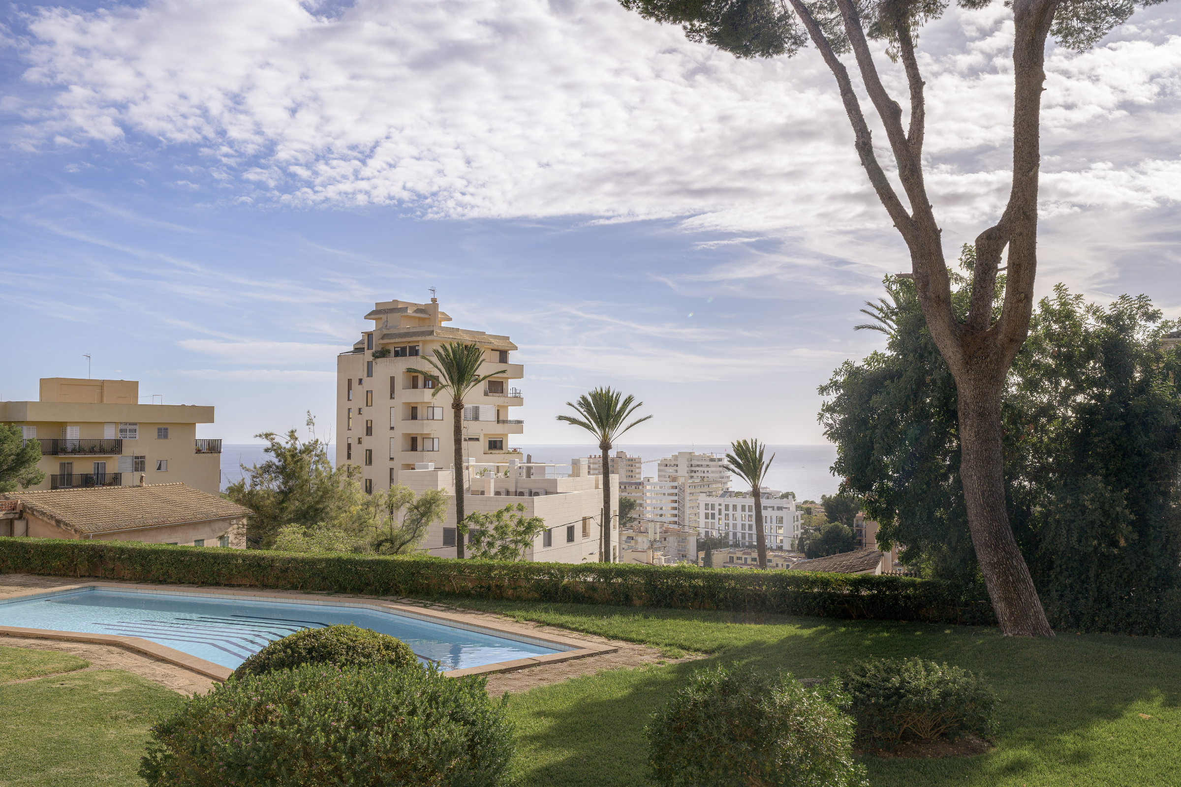 Renovated designer apartment with sea views in La Bonanova — image 17