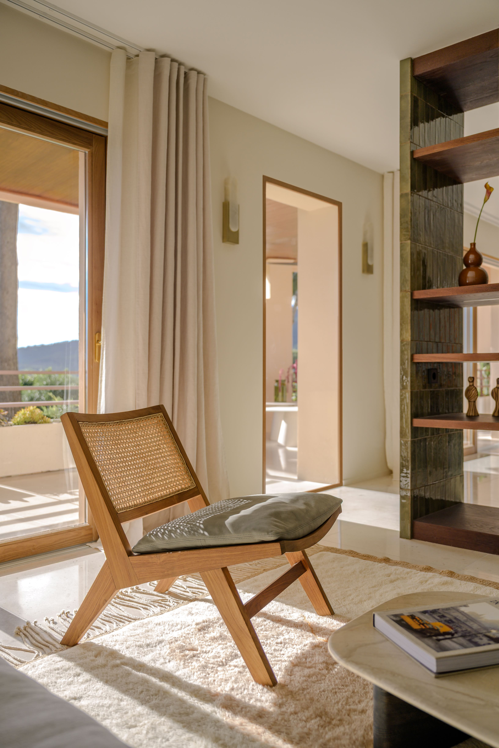 Renovated designer apartment with sea views in La Bonanova — image 23