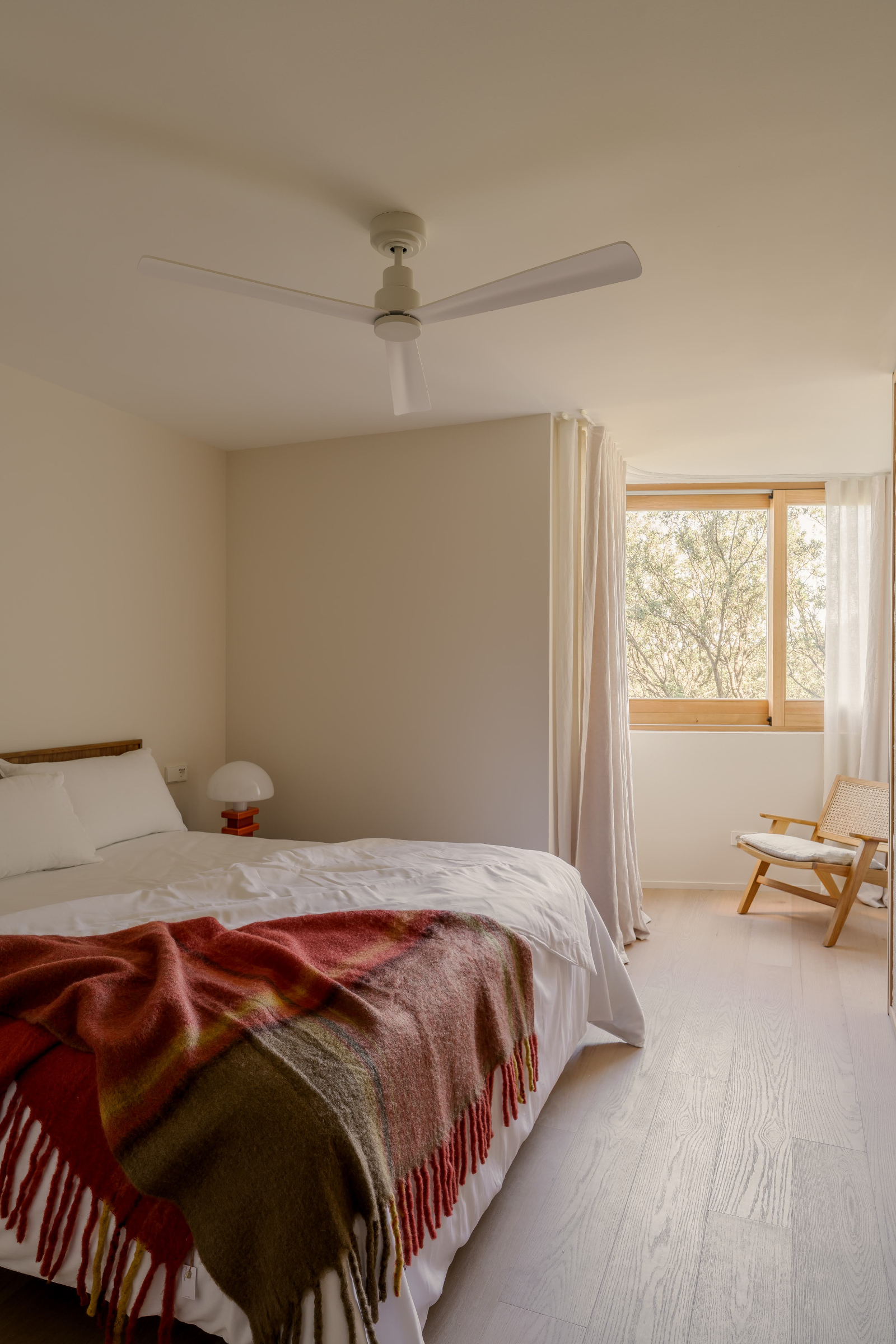 Renovated designer apartment with sea views in La Bonanova — image 32