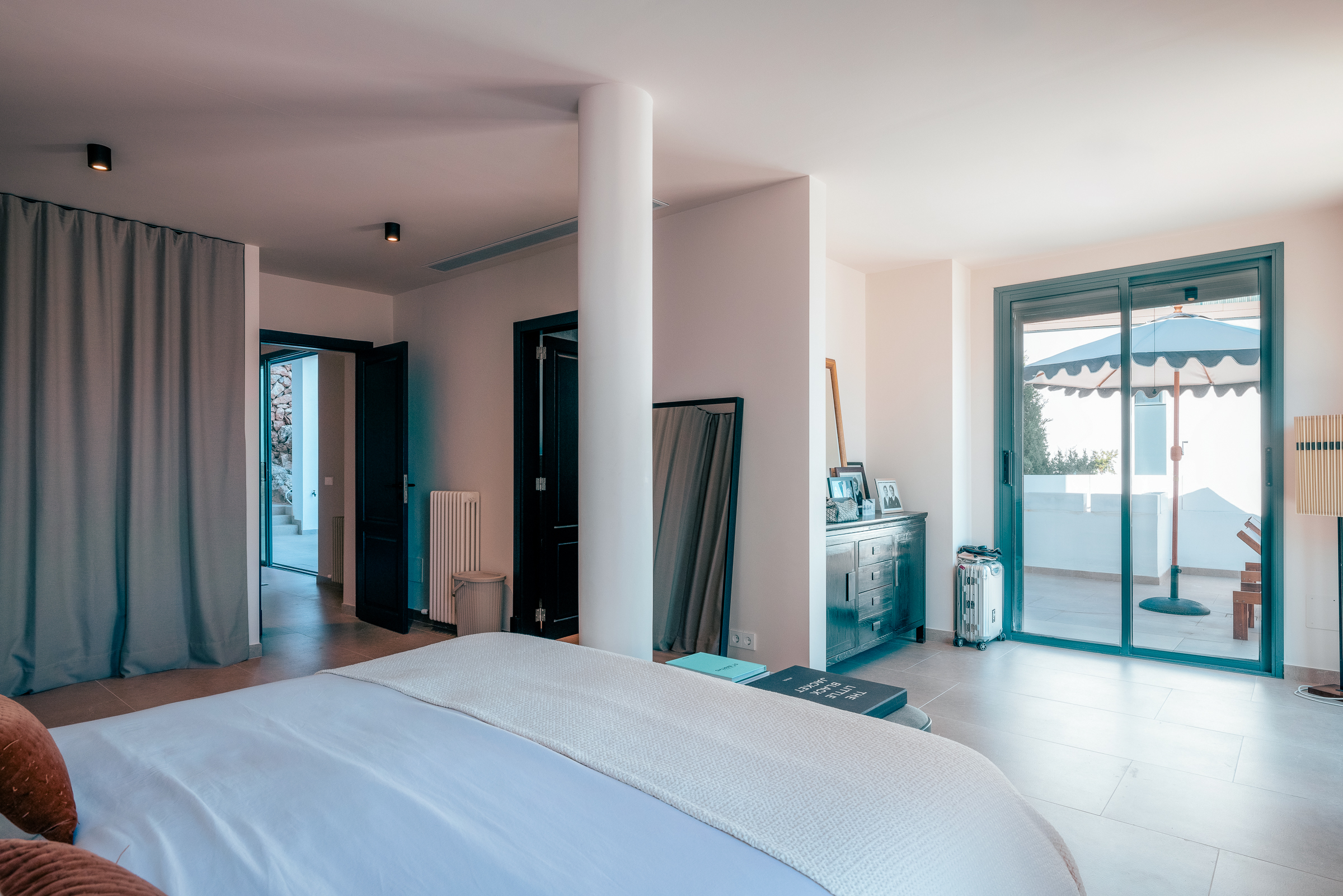 Modern 4-Bedroom Duplex in Palma with City and Sea Views — image 23