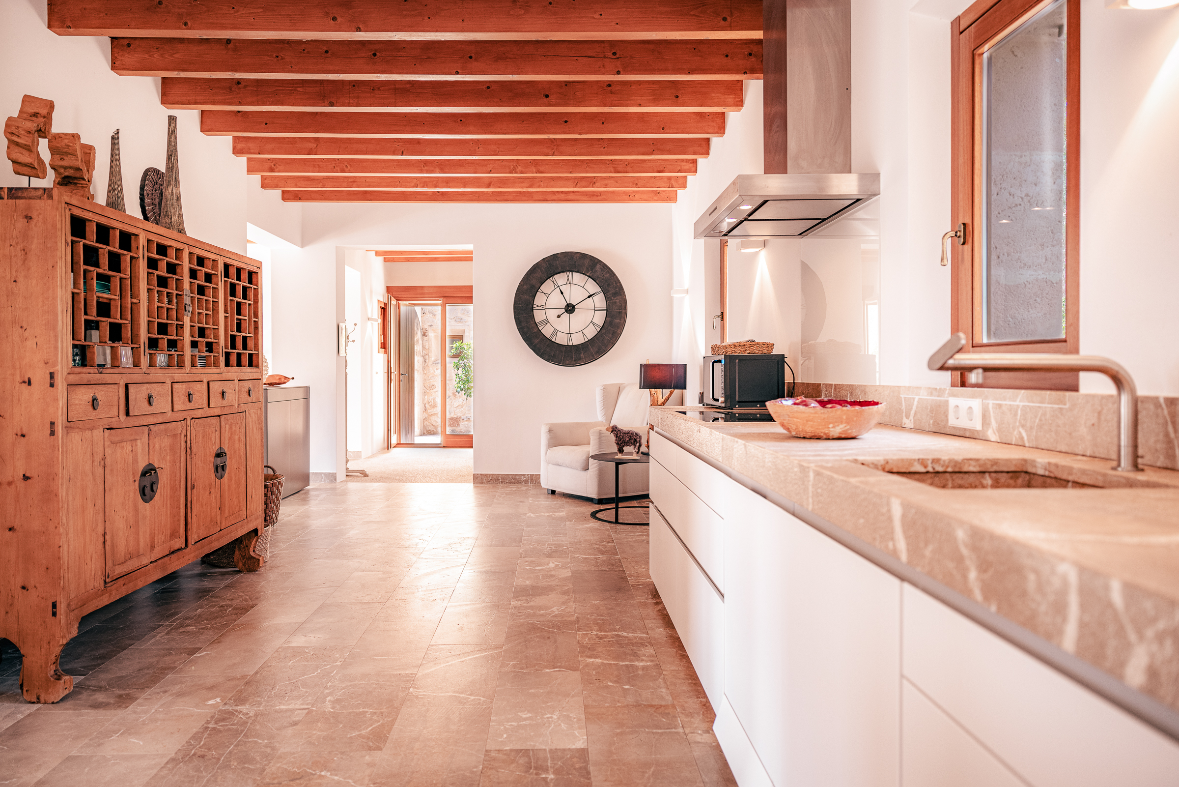 Elegant 5-Bedroom Villa in Porreres with Panoramic Views — image 13