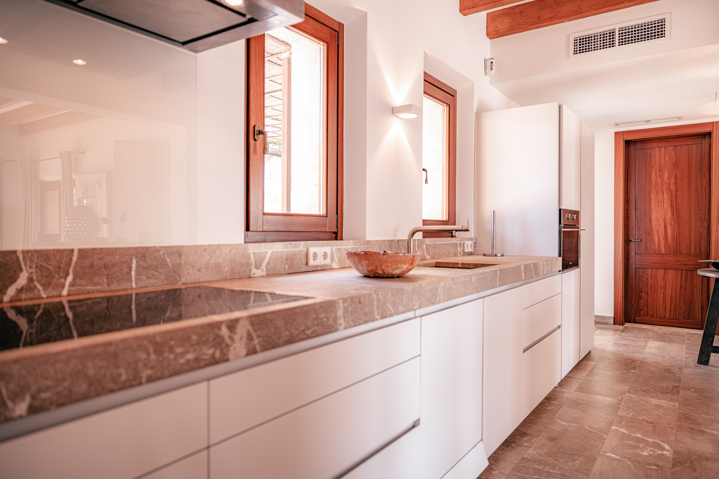Elegant 5-Bedroom Villa in Porreres with Panoramic Views — image 14
