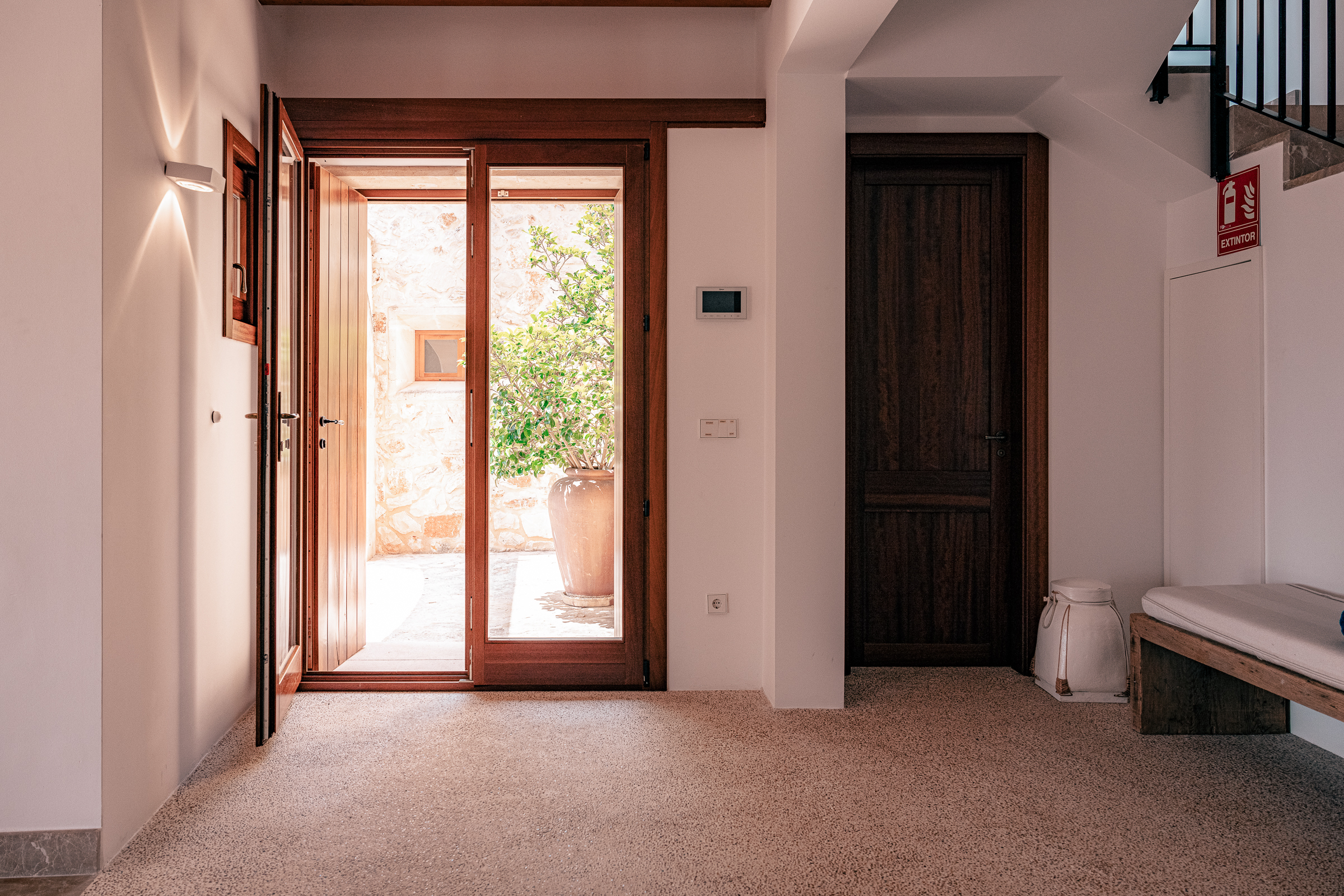 Elegant 5-Bedroom Villa in Porreres with Panoramic Views — image 15
