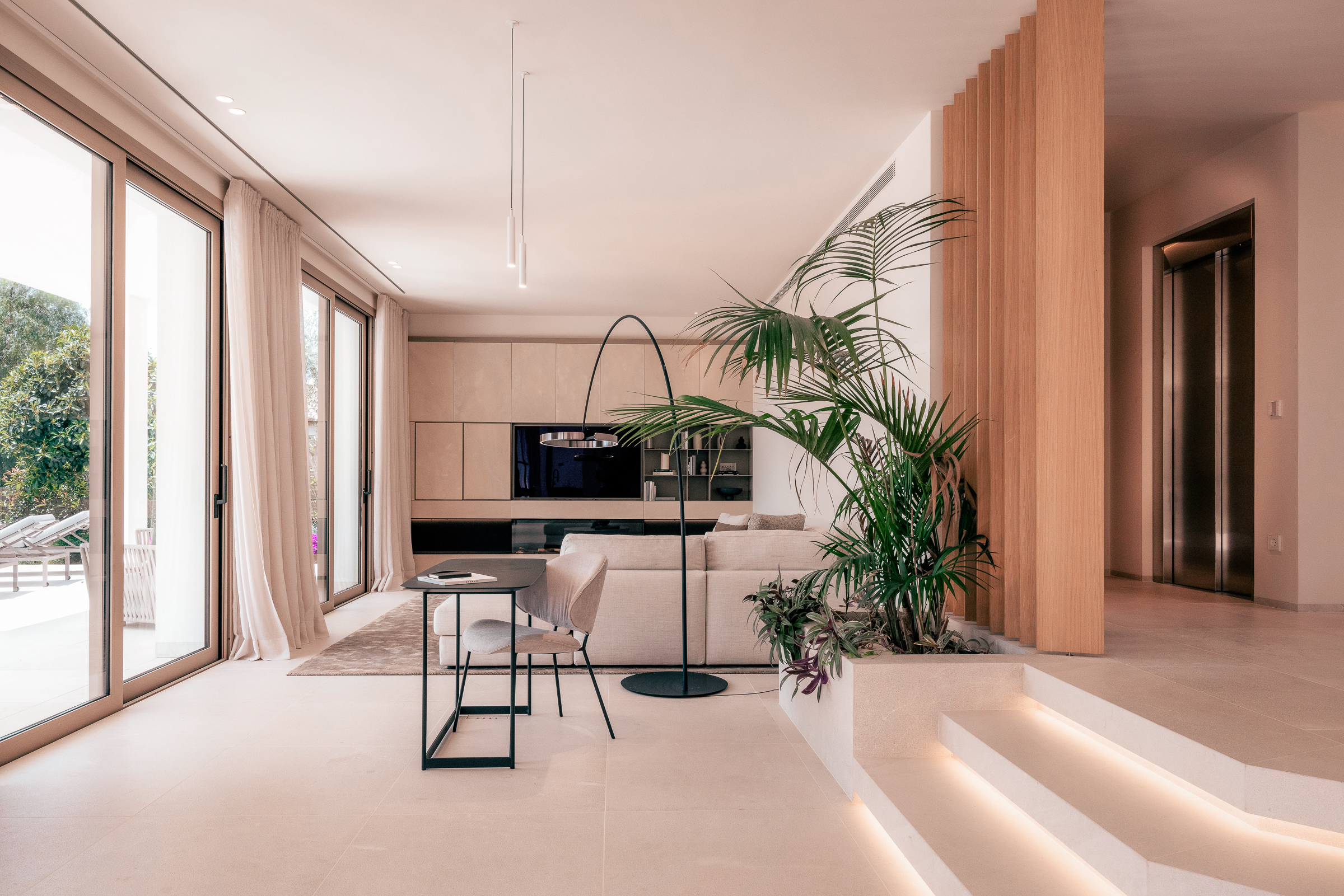 Elegant Villa 4-Bedroom in Bendinat with Sea Views and Pool — 3
