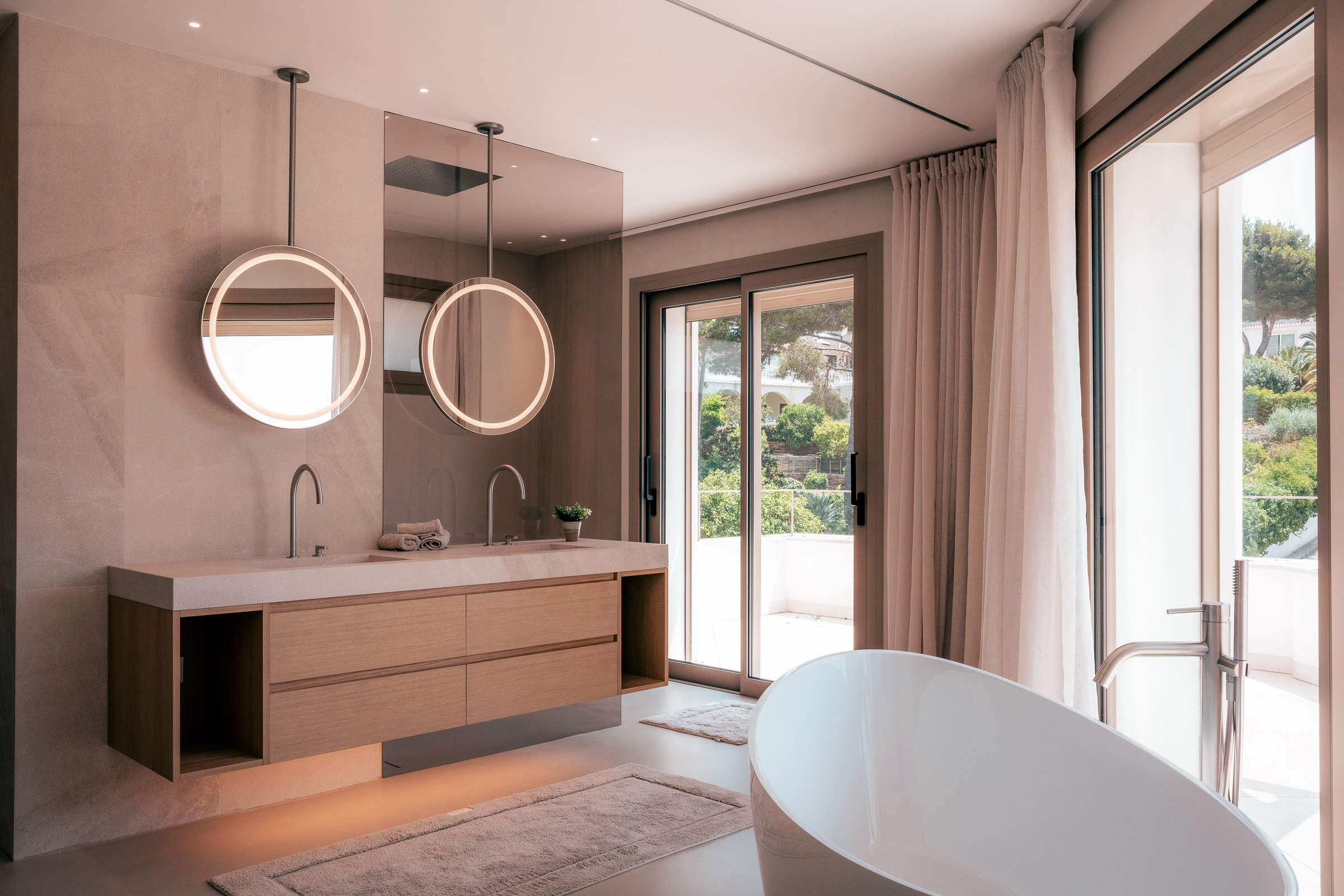 Elegant Villa 4-Bedroom in Bendinat with Sea Views and Pool — 4