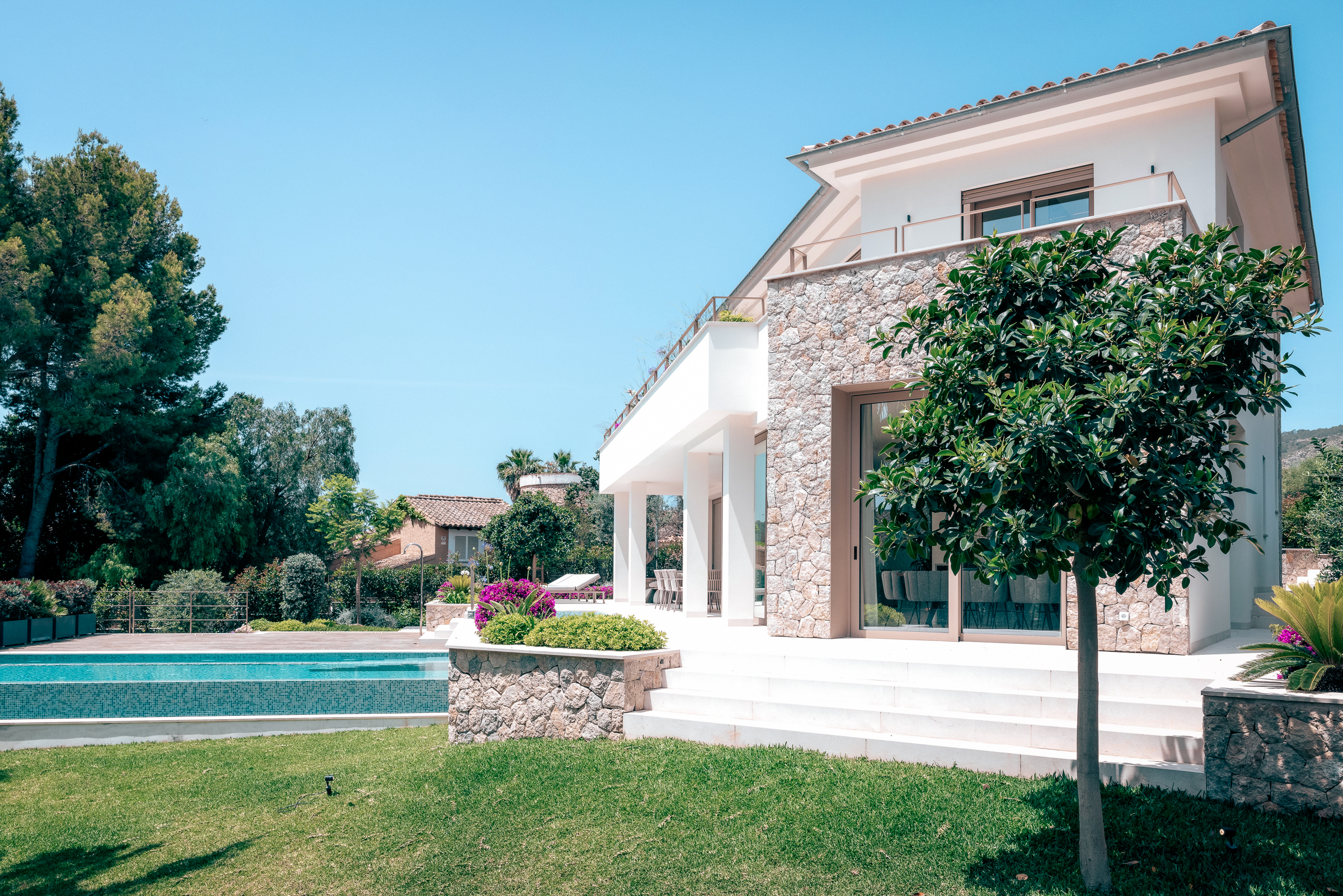 Elegant Villa 4-Bedroom in Bendinat with Sea Views and Pool — image 19