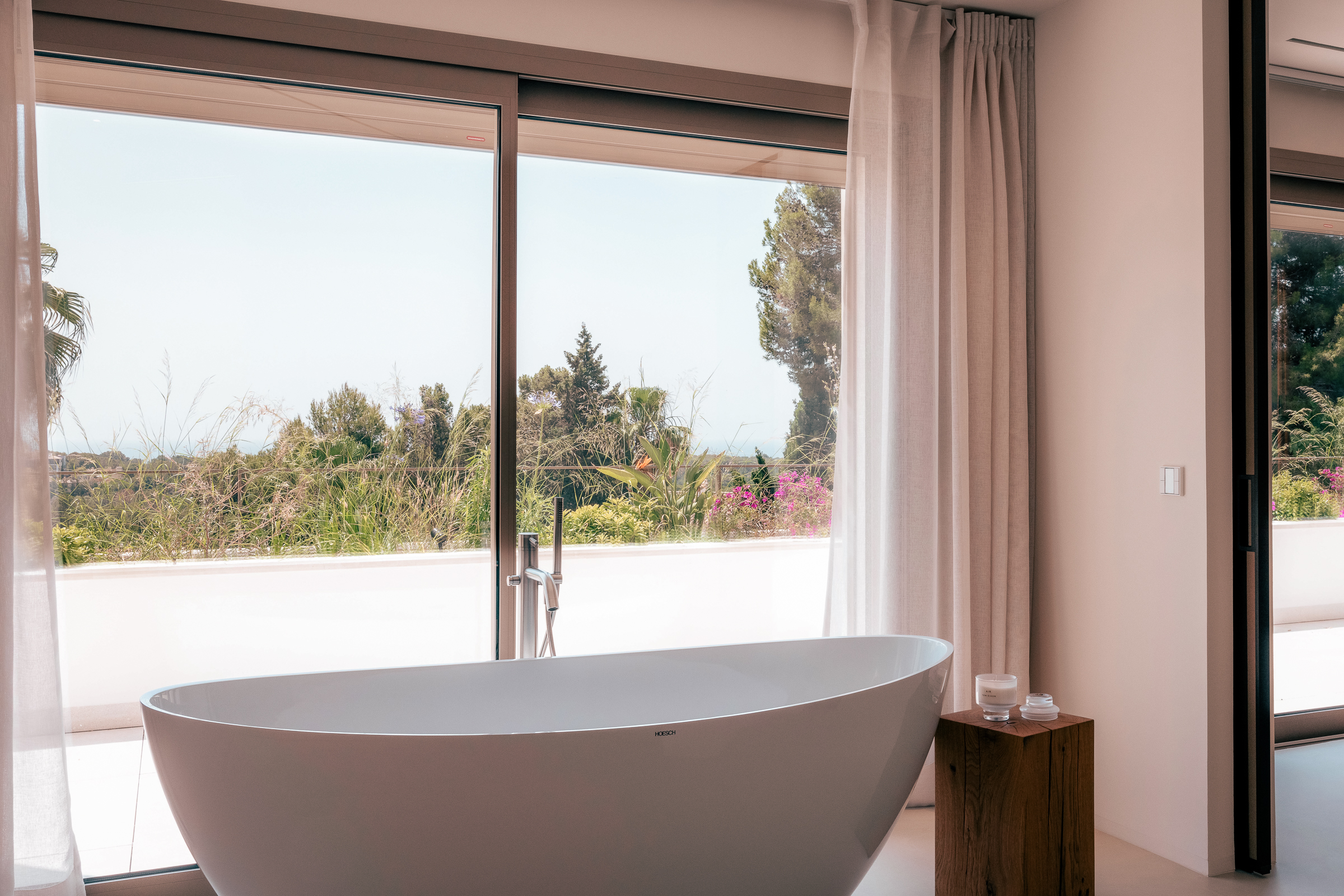 Elegant Villa 4-Bedroom in Bendinat with Sea Views and Pool — image 23