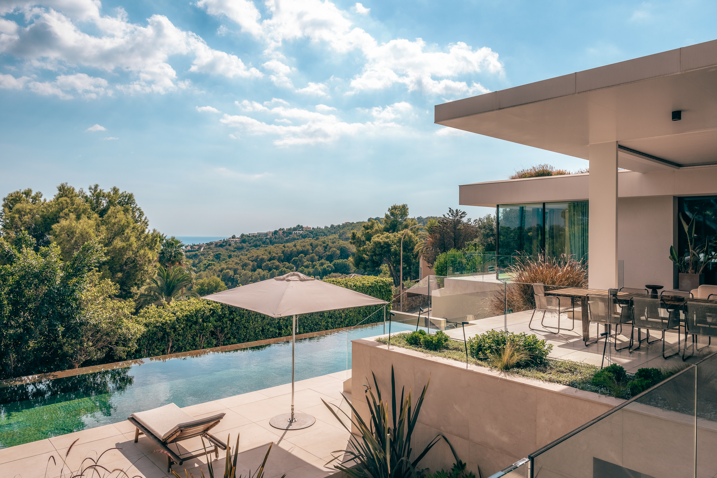 Stunning 5-Bedroom Villa in Bendinat with Sea Views and Pool — 5