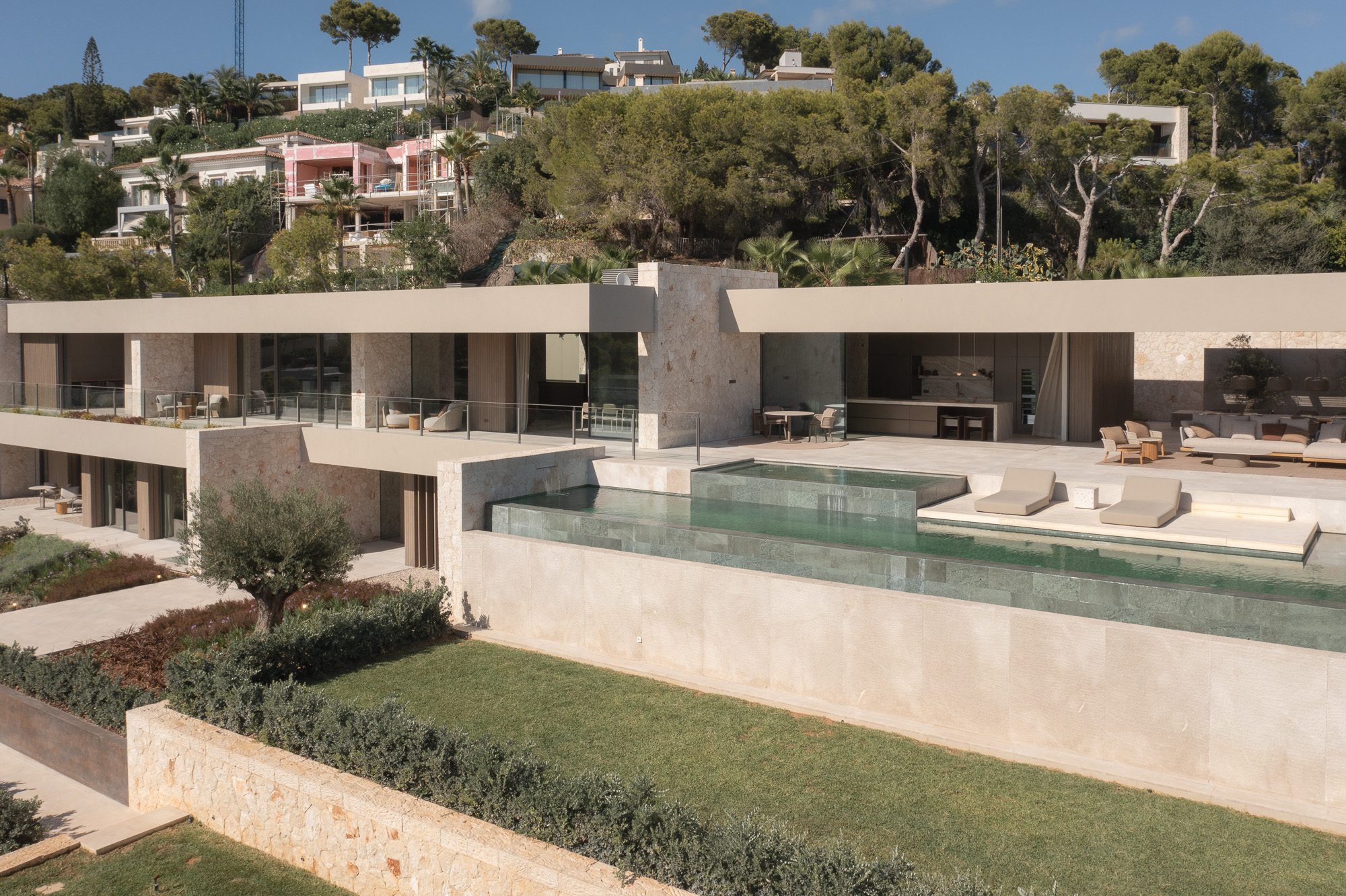 Elegant 5-Bedroom Villa in Costa den Blanes with Pool and Terrace — image 17