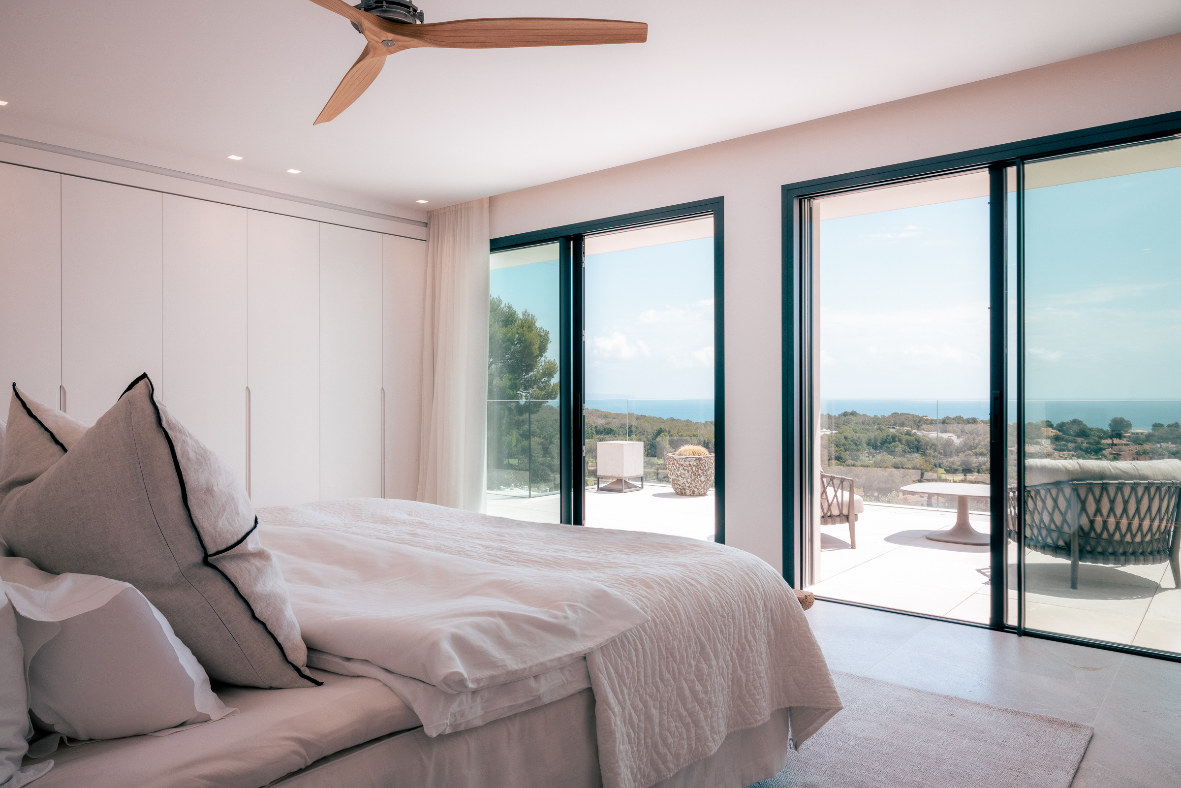 Elegant 4-Bedroom Villa in Bendinat with Sea Views and Pool — 5