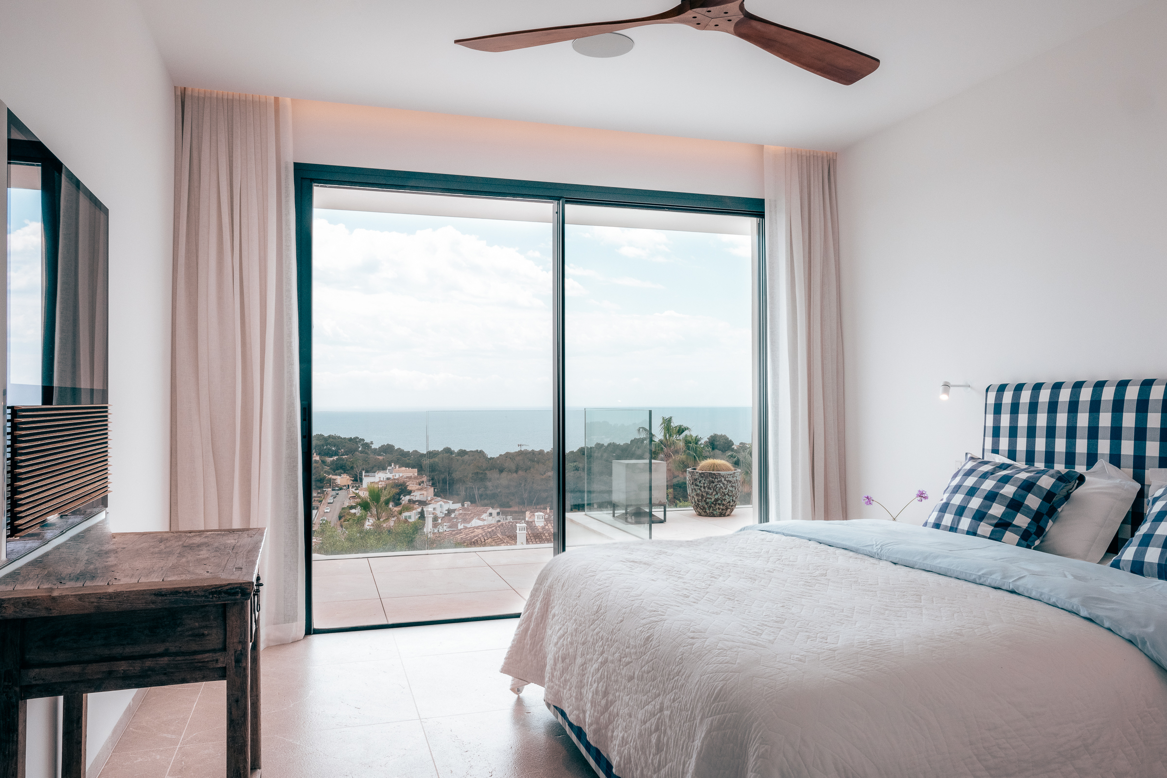 Elegant 4-Bedroom Villa in Bendinat with Sea Views and Pool — image 11
