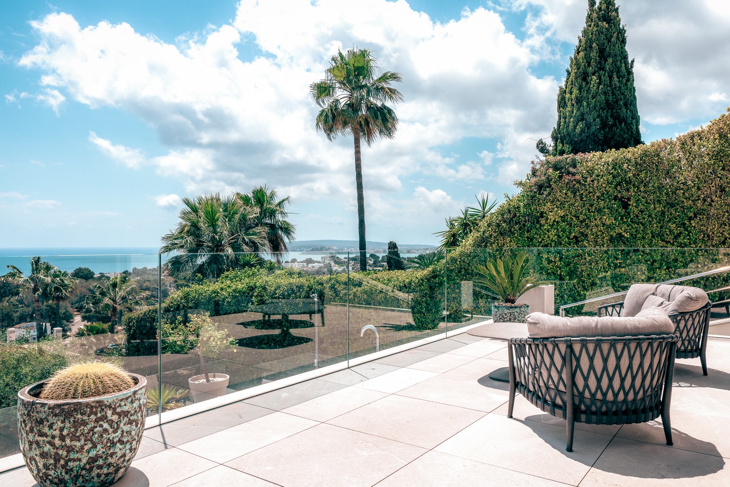 Elegant 4-Bedroom Villa in Bendinat with Sea Views and Pool — image 15