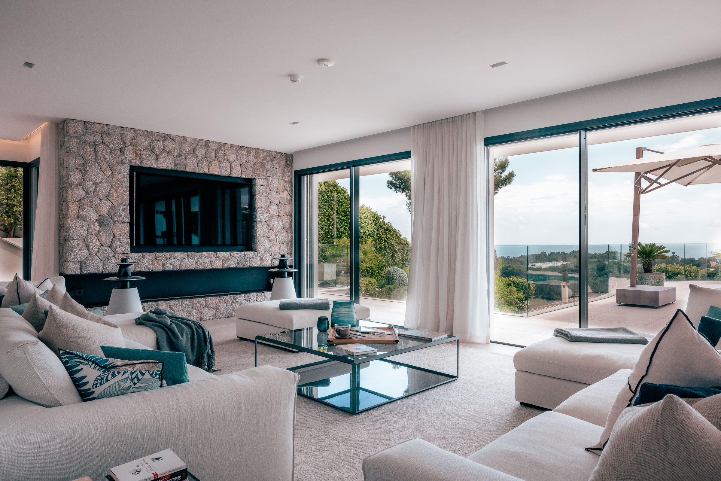 Elegant 4-Bedroom Villa in Bendinat with Sea Views and Pool — image 17