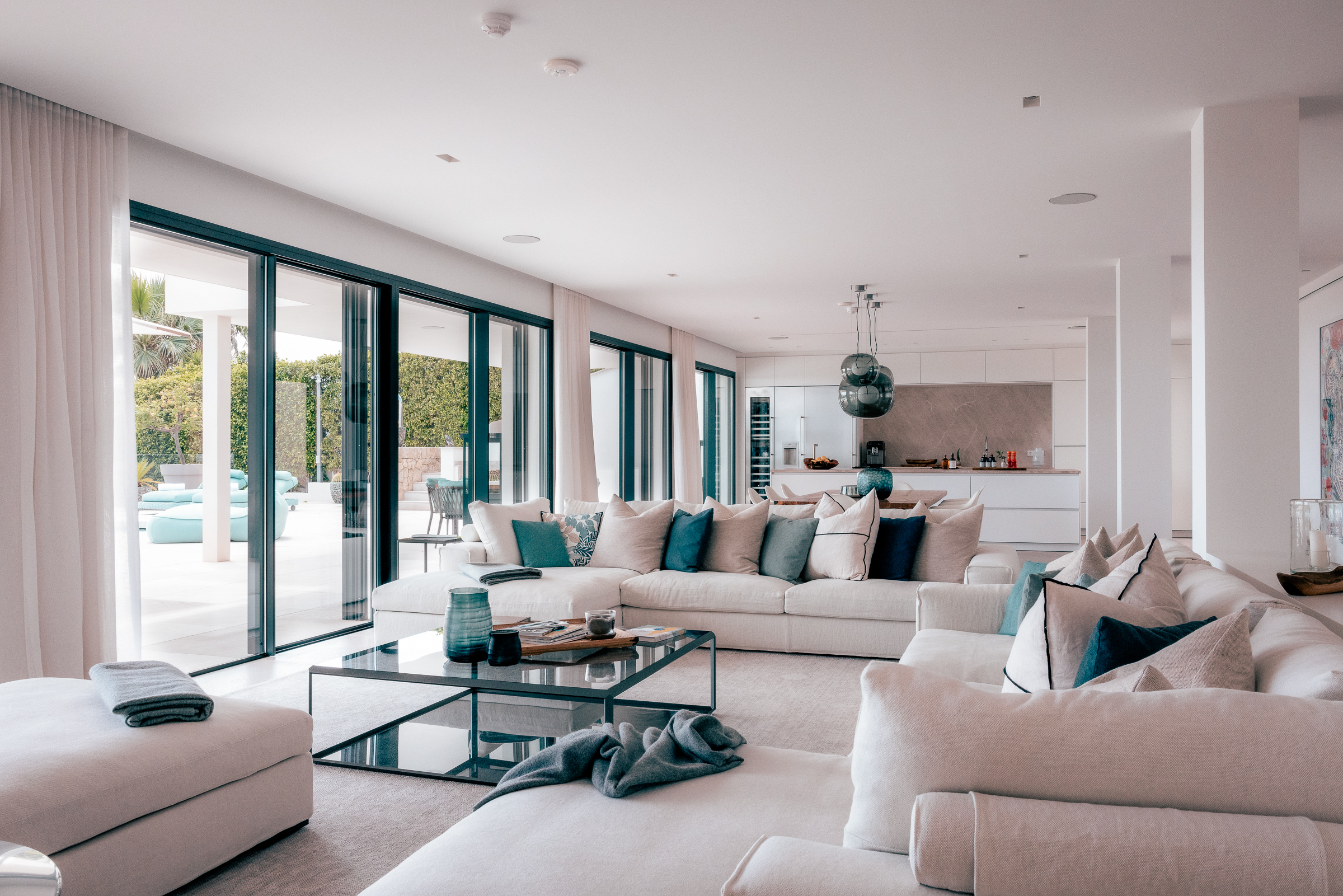 Elegant 4-Bedroom Villa in Bendinat with Sea Views and Pool — image 18