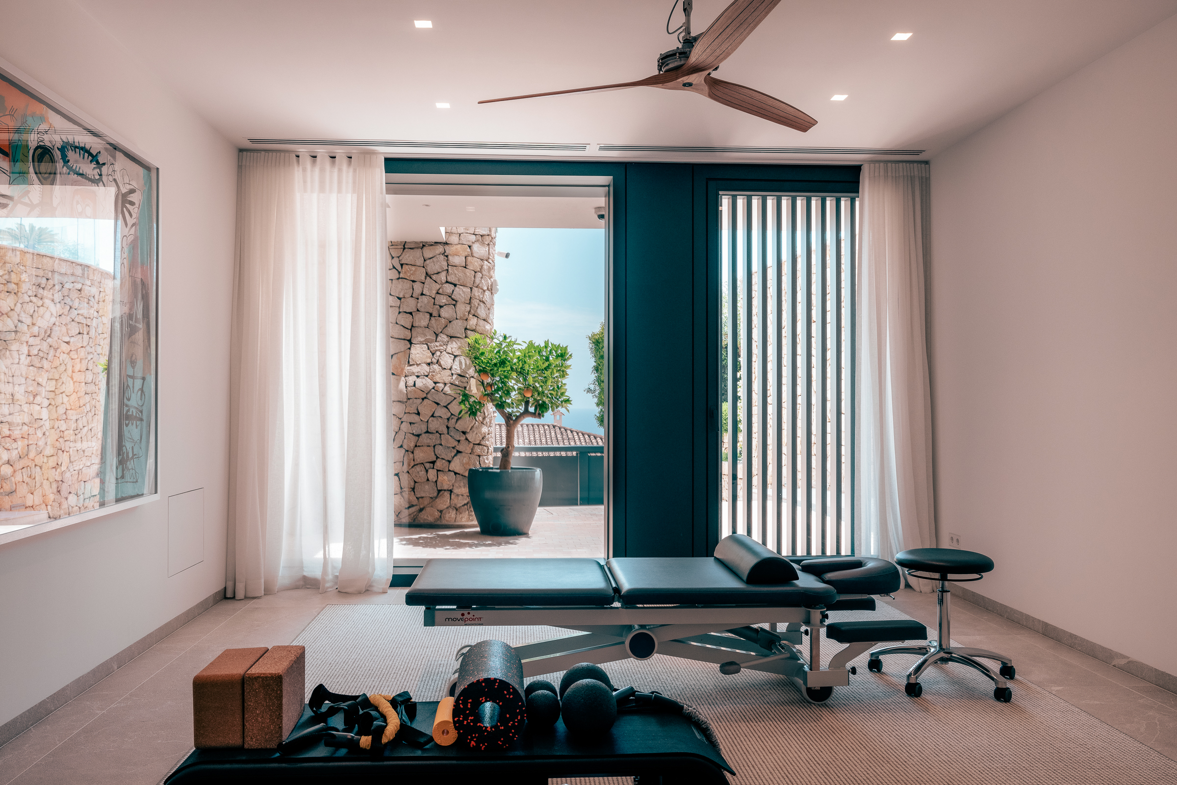 Elegant 4-Bedroom Villa in Bendinat with Sea Views and Pool — image 20