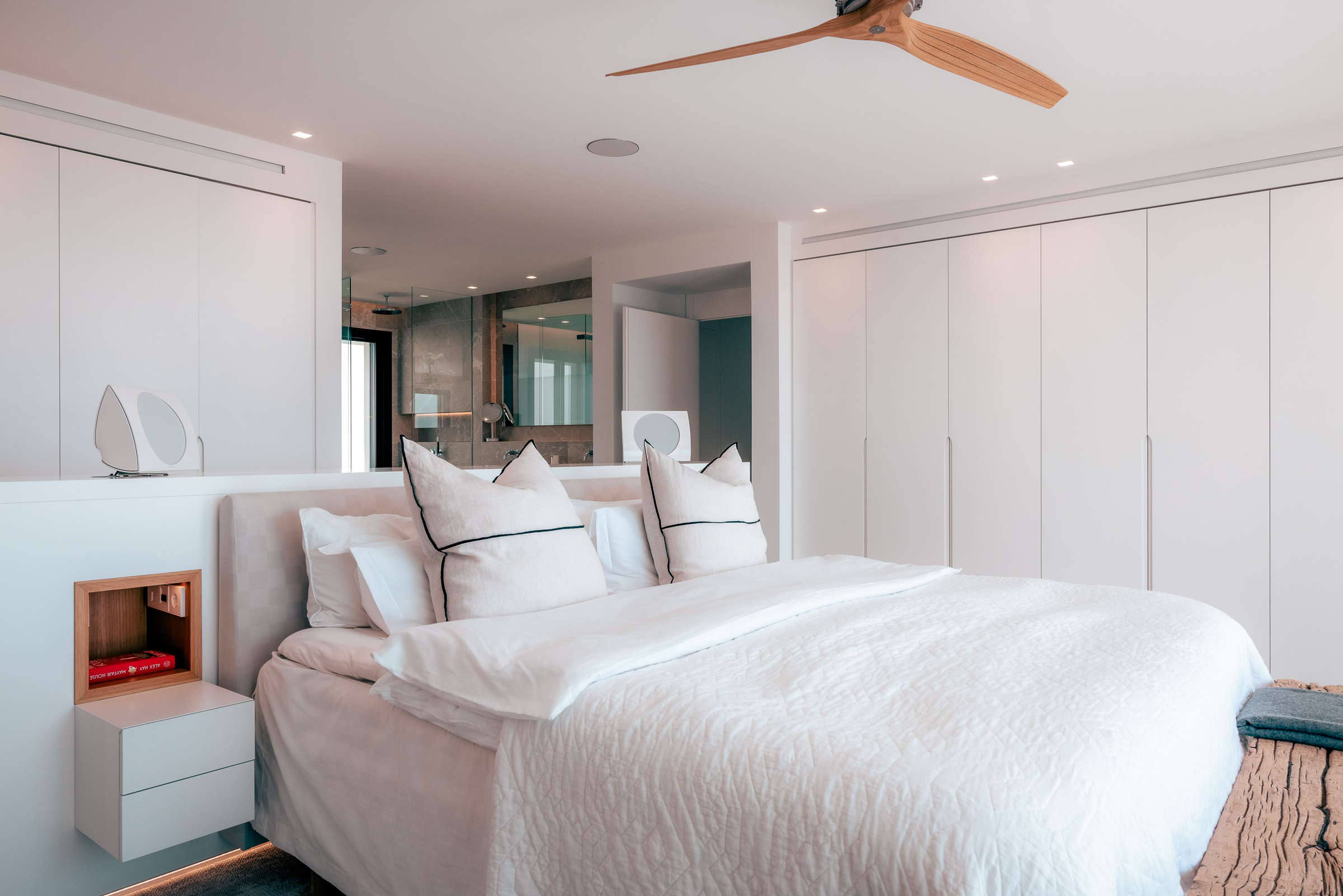 Elegant 4-Bedroom Villa in Bendinat with Sea Views and Pool — image 25