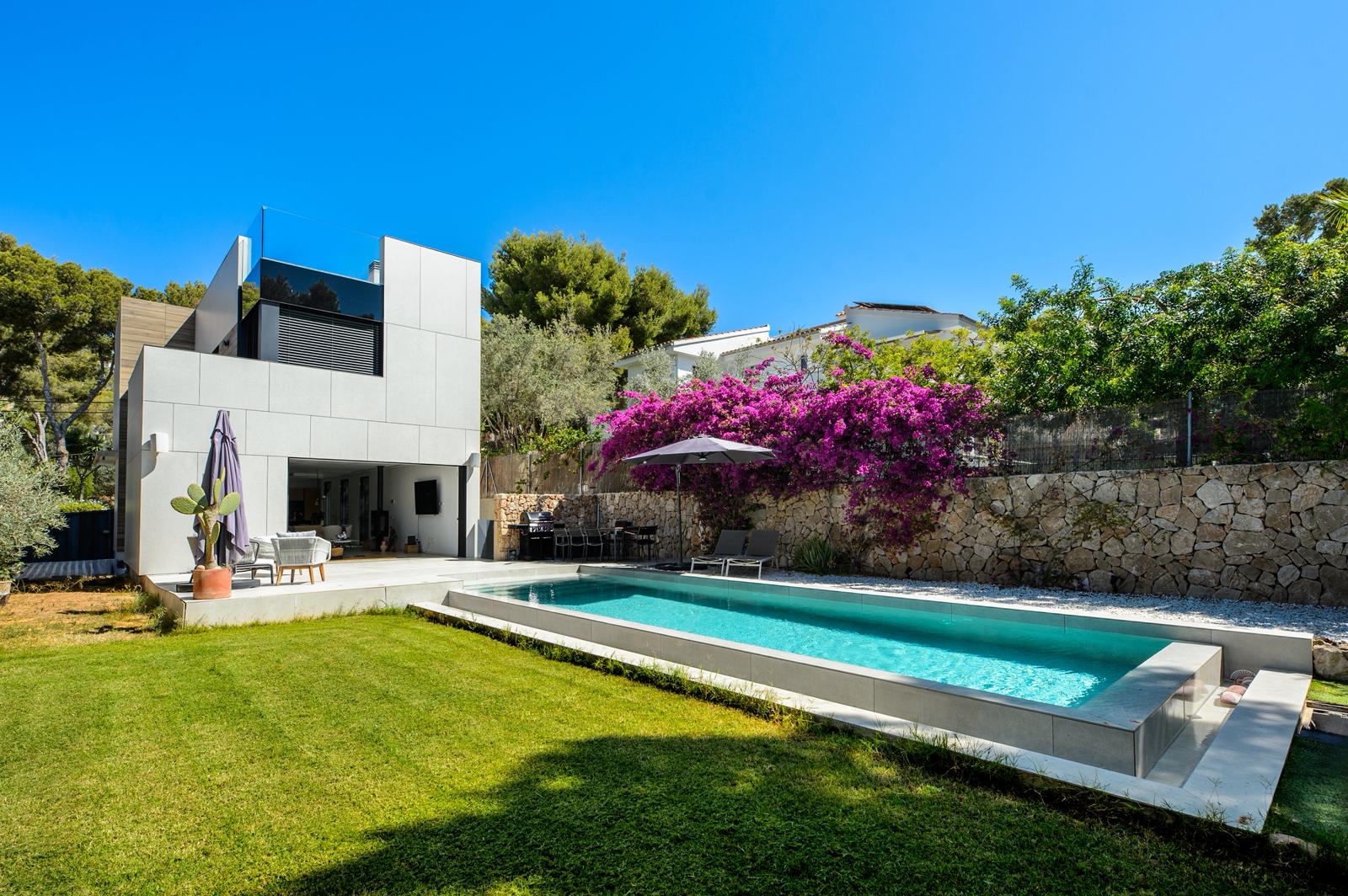 Contemporary Villa with Elegant Mediterranean Living — image 11
