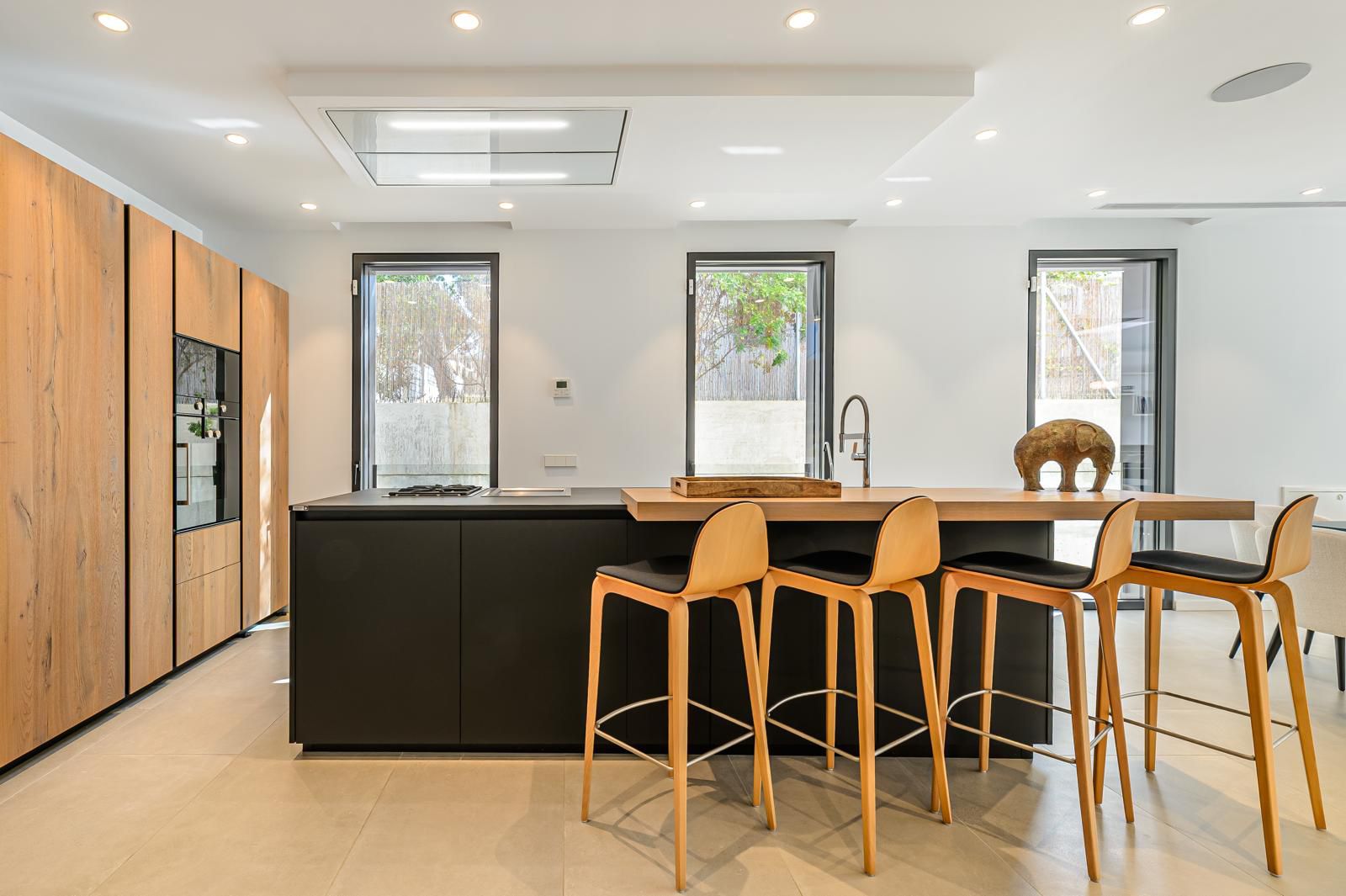 Contemporary Villa with Elegant Mediterranean Living — image 21