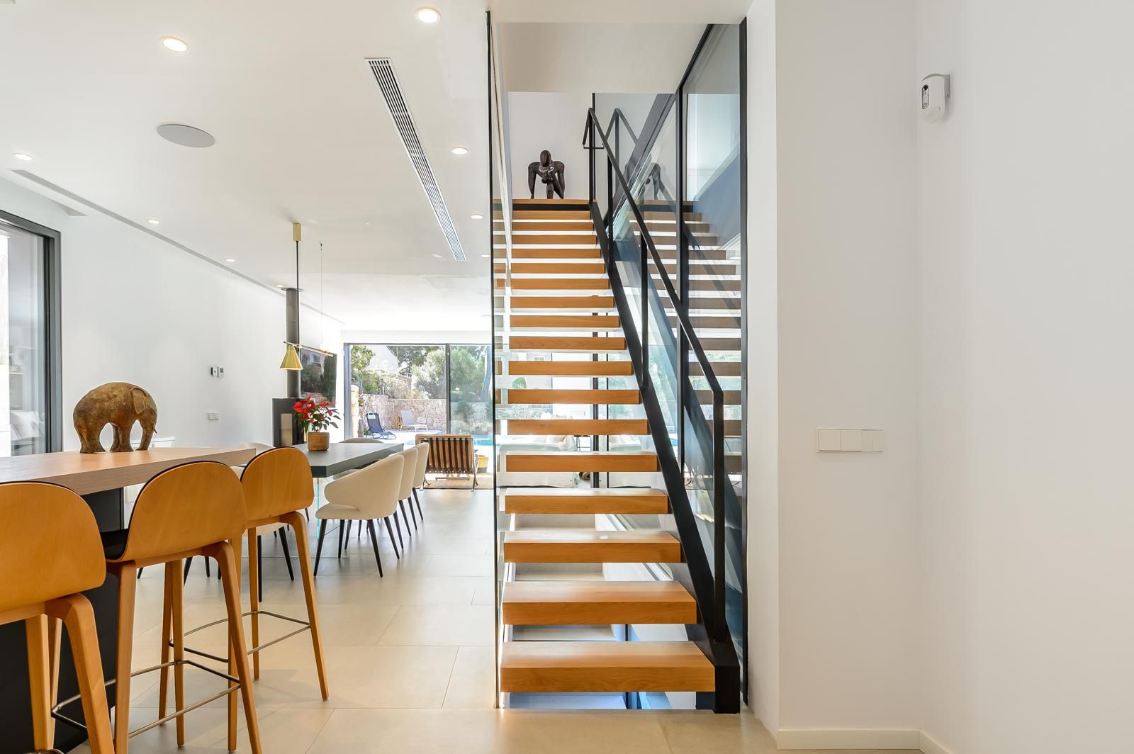 Contemporary Villa with Elegant Mediterranean Living — image 23