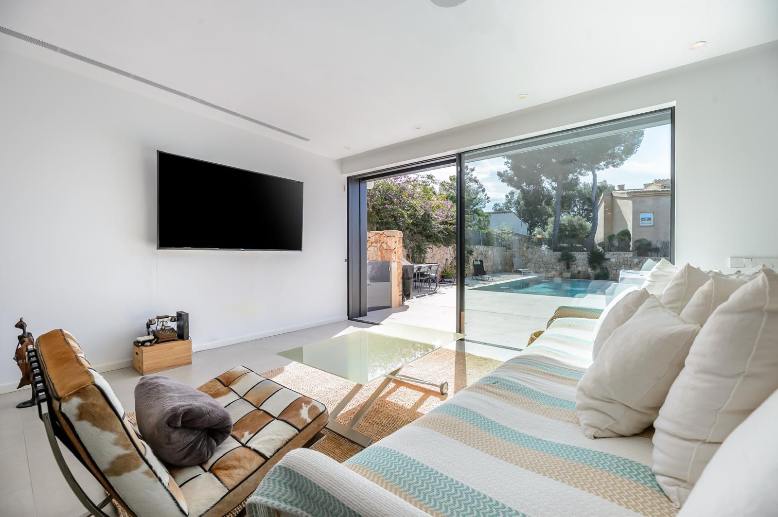 Contemporary Villa with Elegant Mediterranean Living — image 27