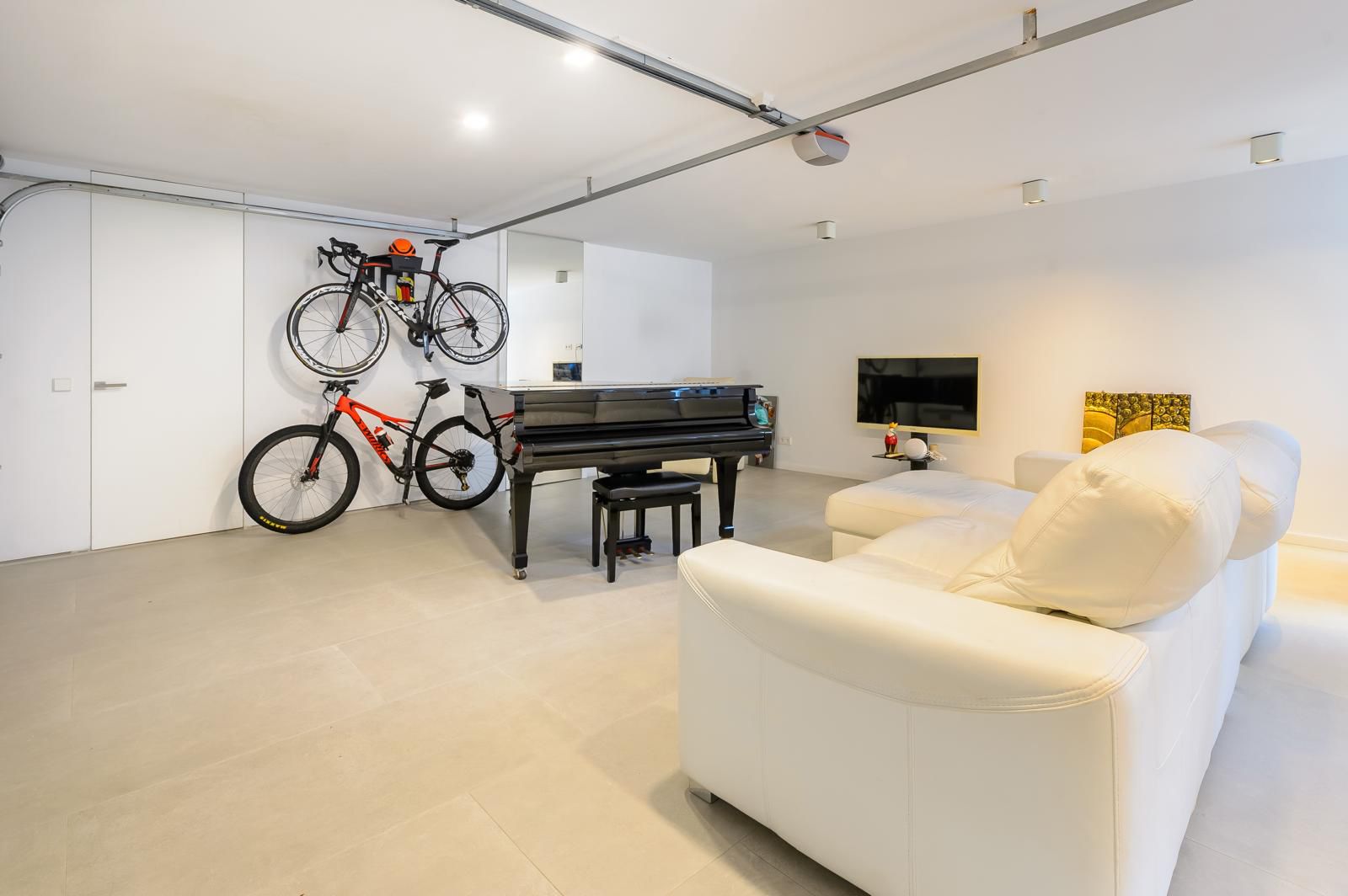 Contemporary Villa with Elegant Mediterranean Living — image 29