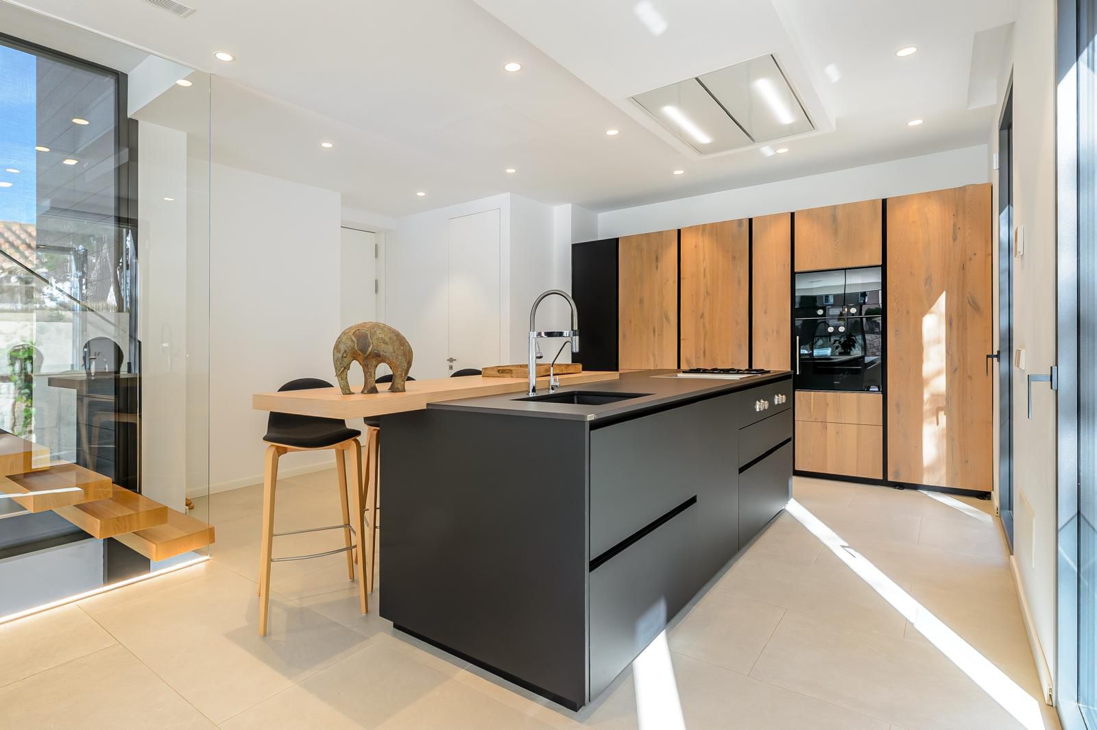 Contemporary Villa with Elegant Mediterranean Living — image 34