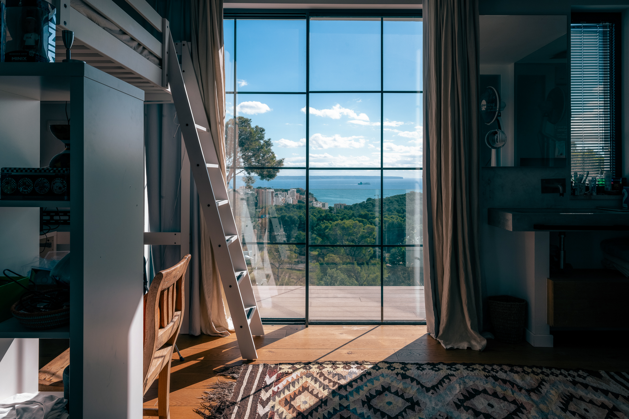 Modern 5-Bedroom Villa in Genova with Sea Views — image 11