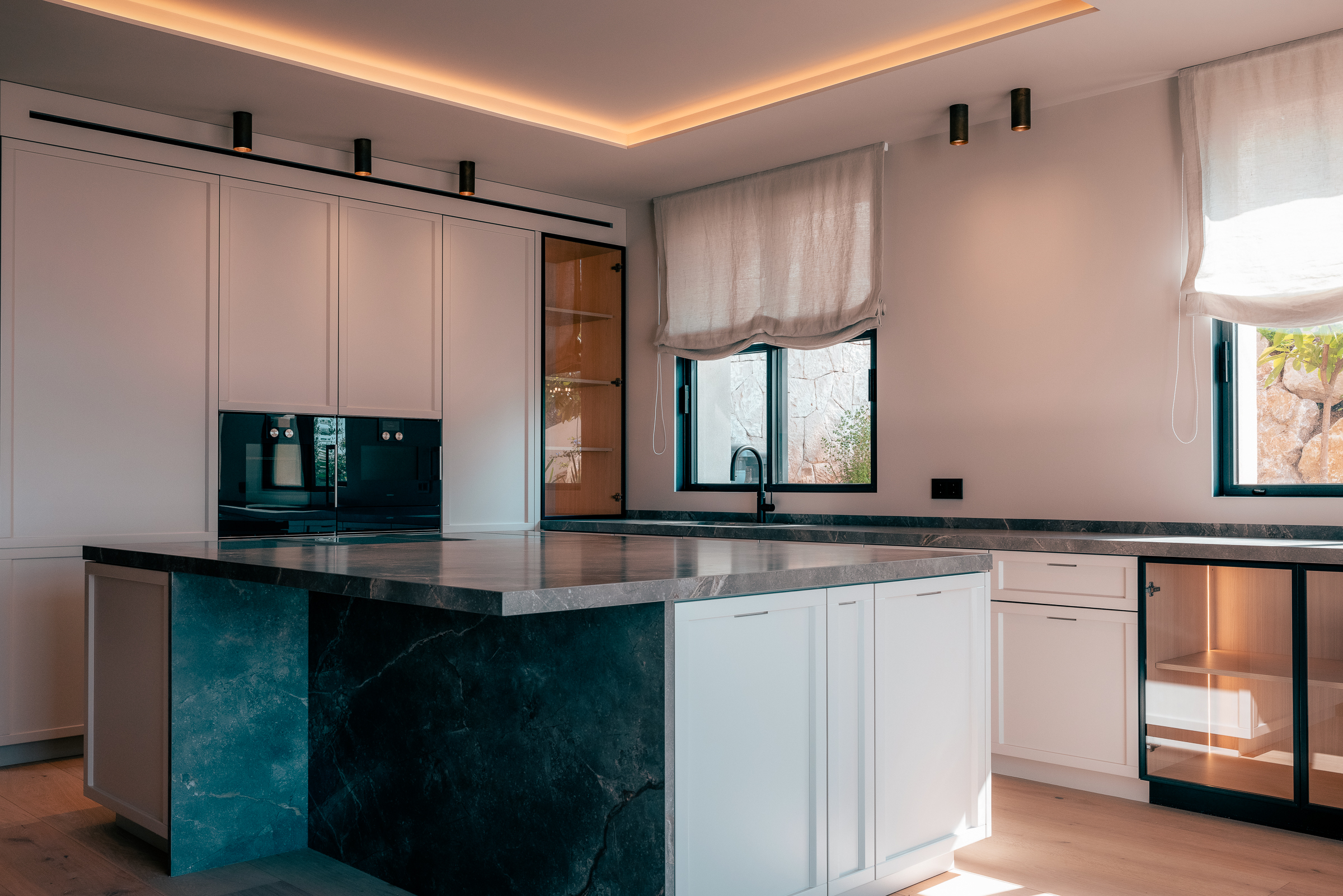 Elegant 5-Bedroom Villa in Old Bendinat with Sea Views — image 12