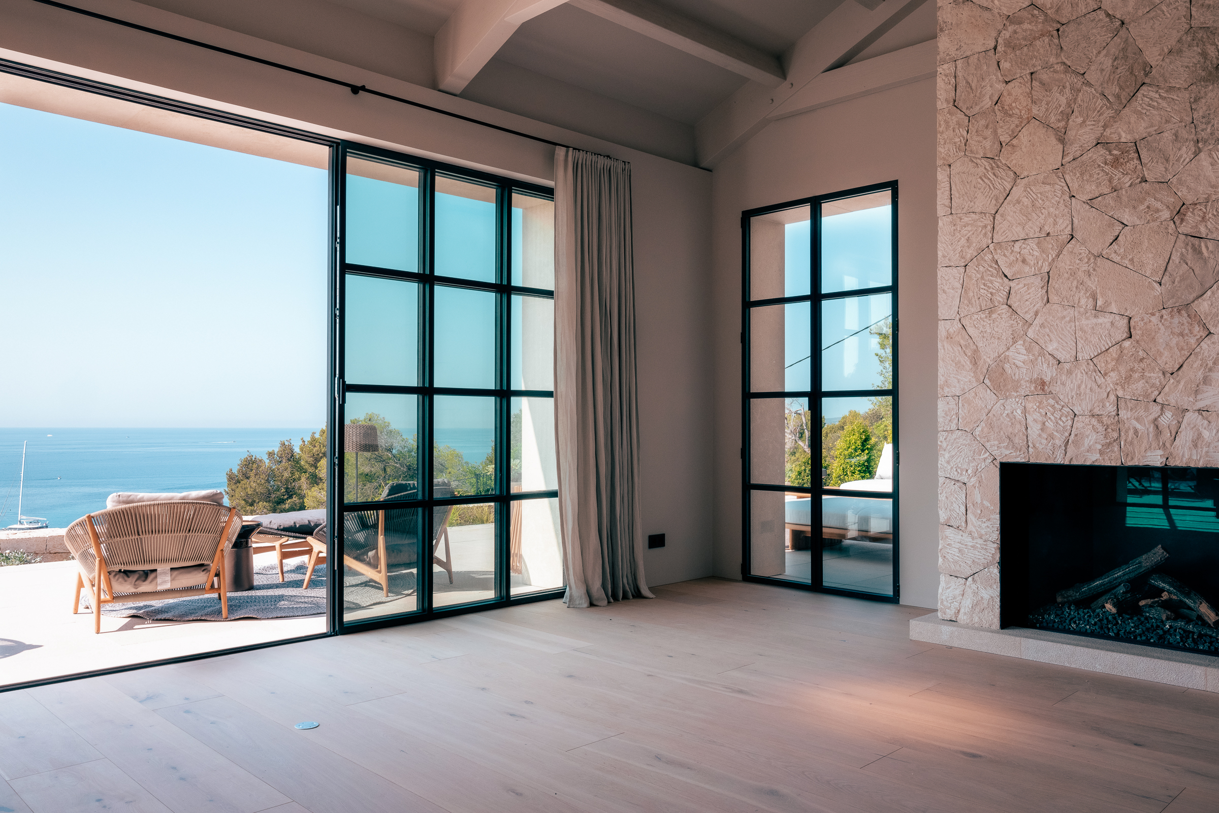 Elegant 5-Bedroom Villa in Old Bendinat with Sea Views — image 16