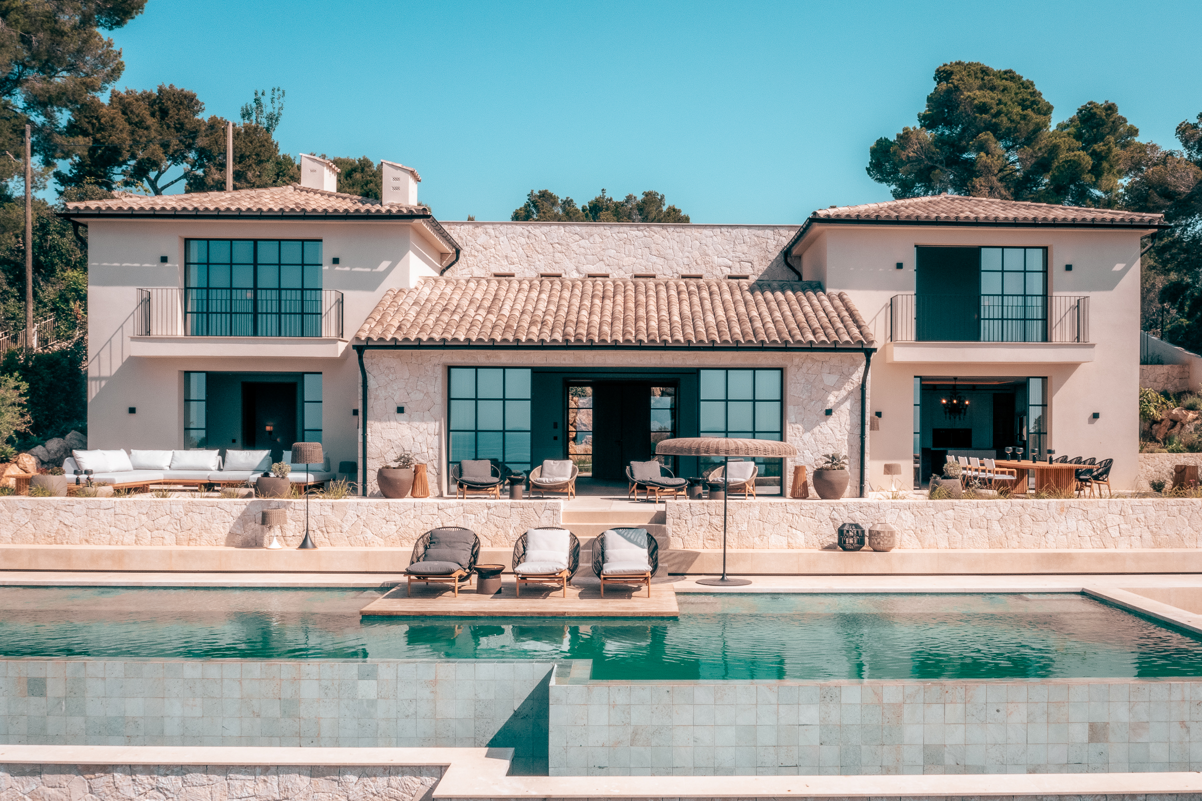 Elegant 5-Bedroom Villa in Old Bendinat with Sea Views — image 18