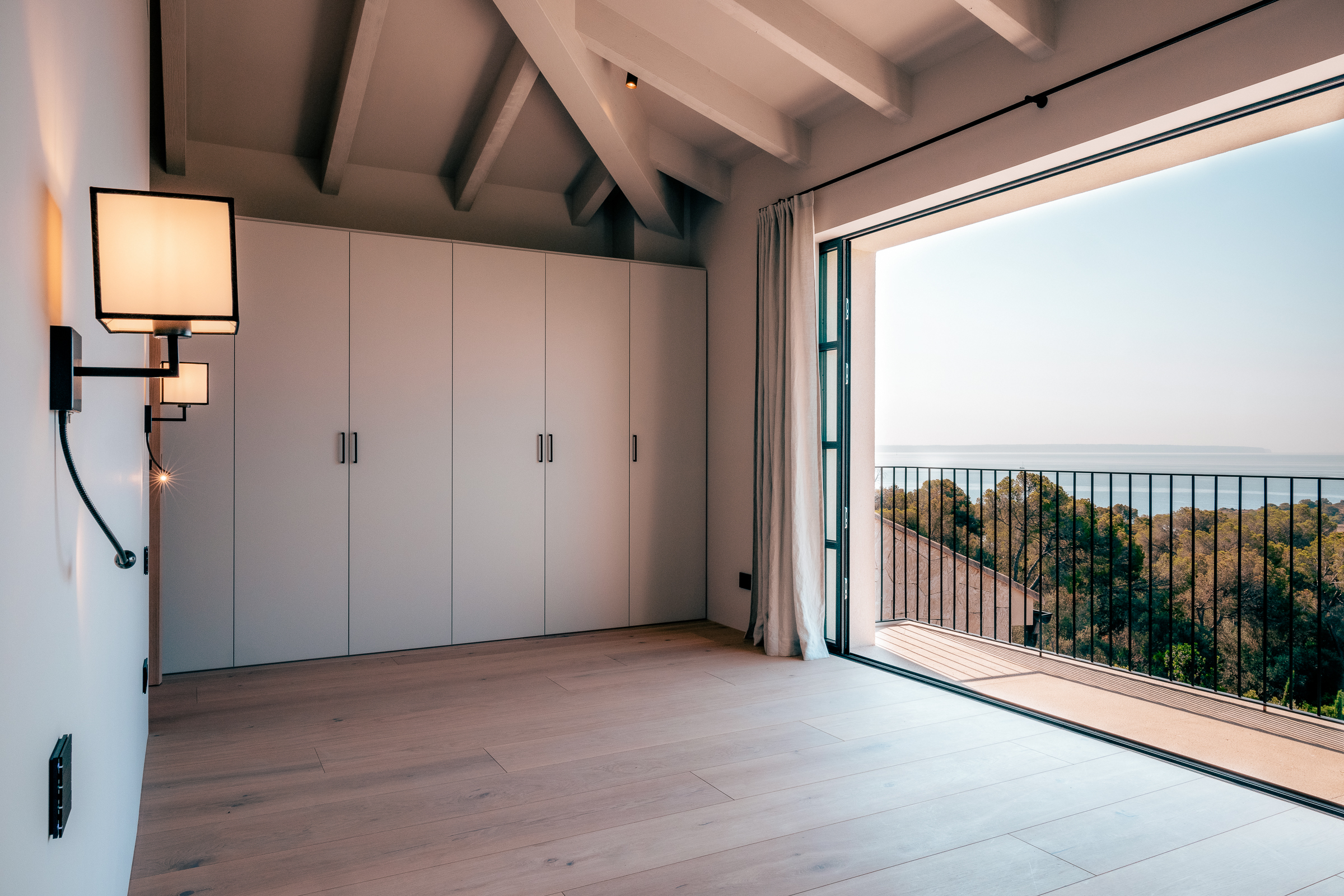 Elegant 5-Bedroom Villa in Old Bendinat with Sea Views — image 23