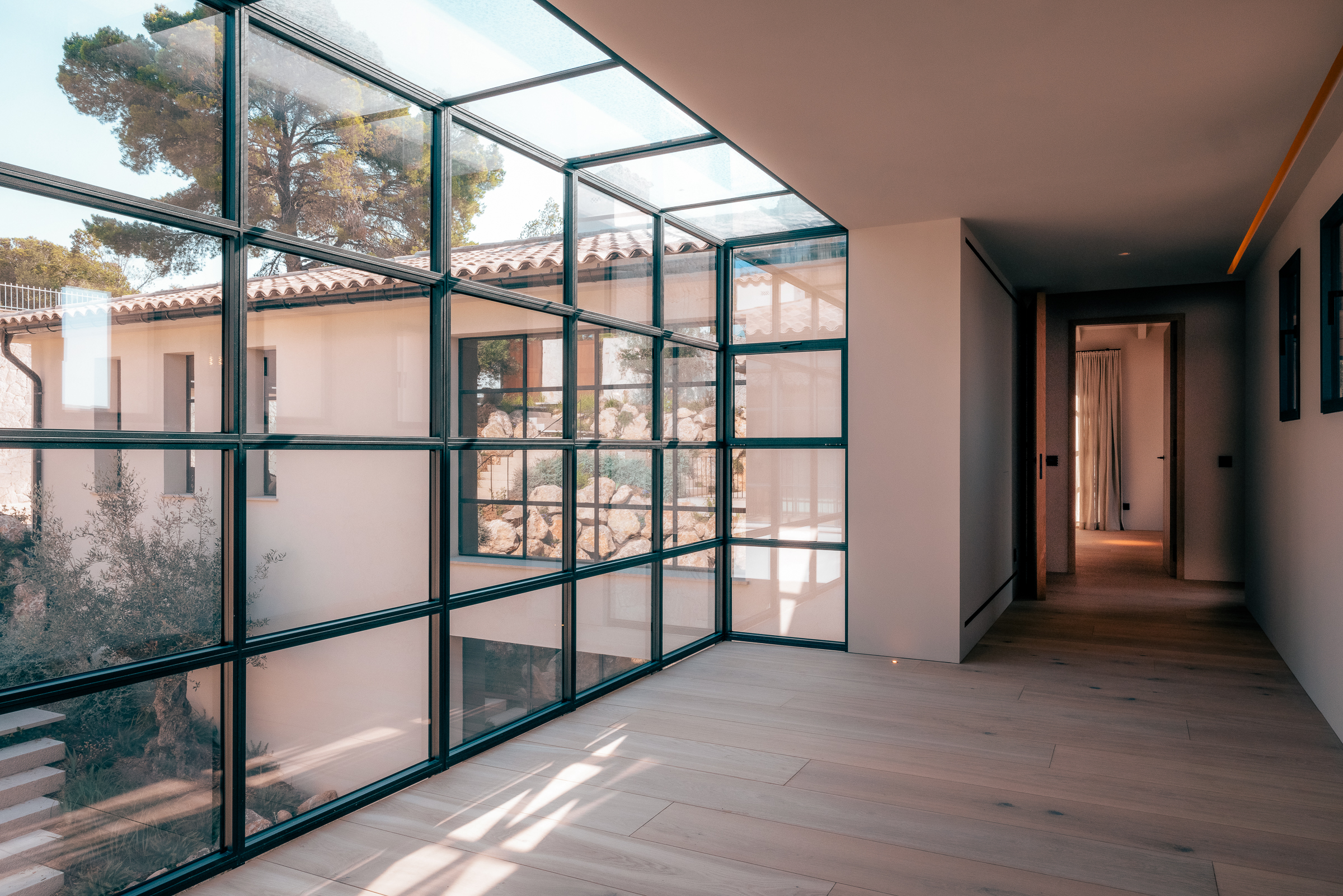 Elegant 5-Bedroom Villa in Old Bendinat with Sea Views — image 25