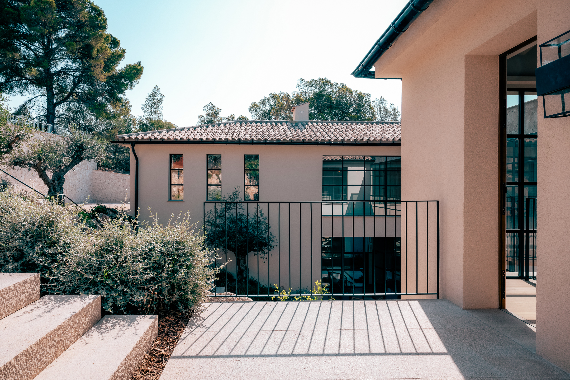 Elegant 5-Bedroom Villa in Old Bendinat with Sea Views — image 28