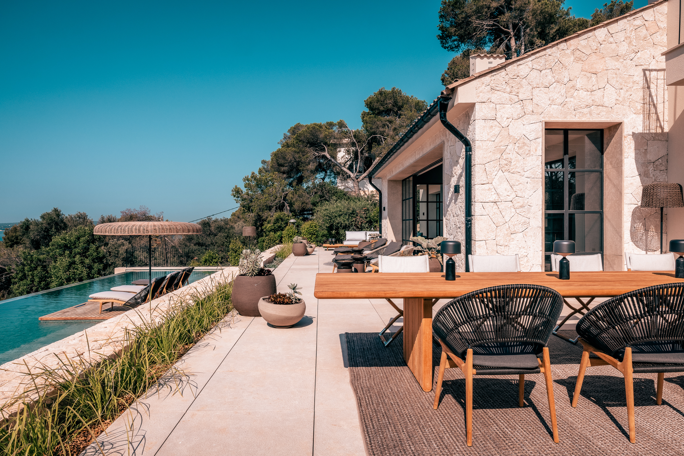 Elegant 5-Bedroom Villa in Old Bendinat with Sea Views — image 29