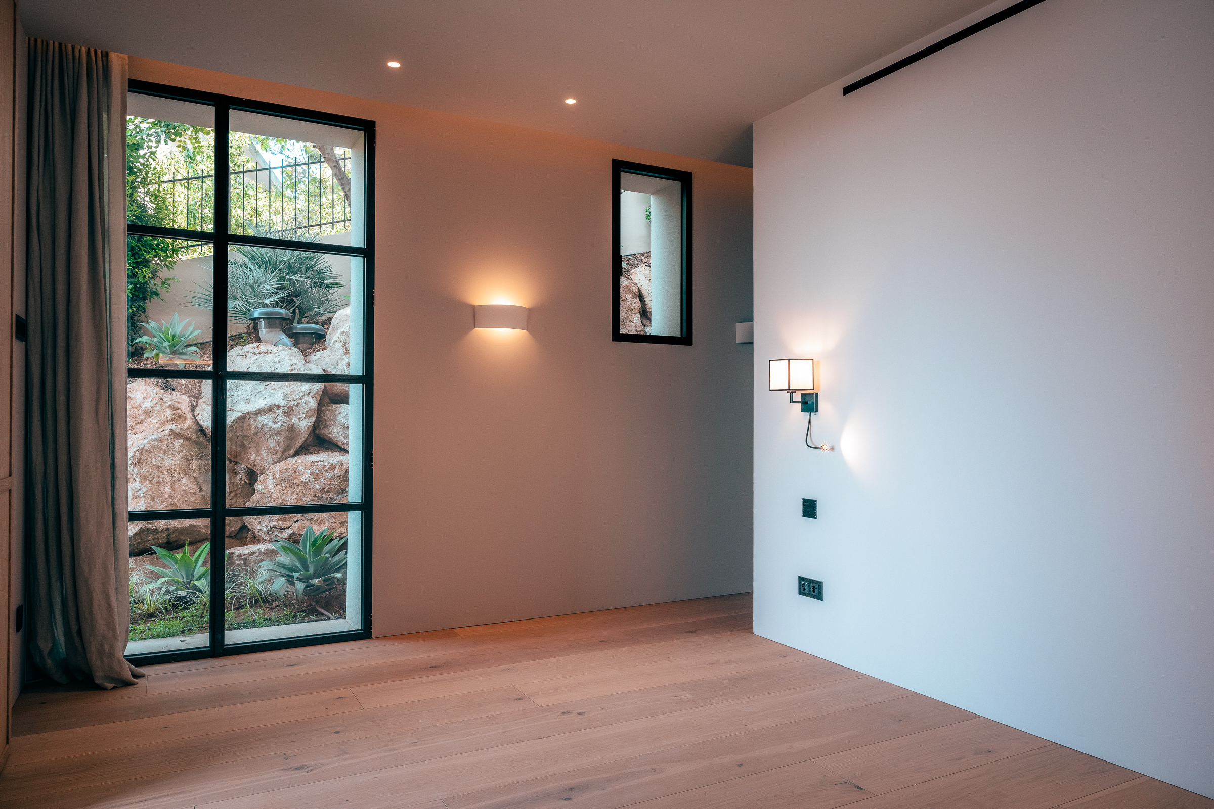 Elegant 5-Bedroom Villa in Old Bendinat with Sea Views — image 30