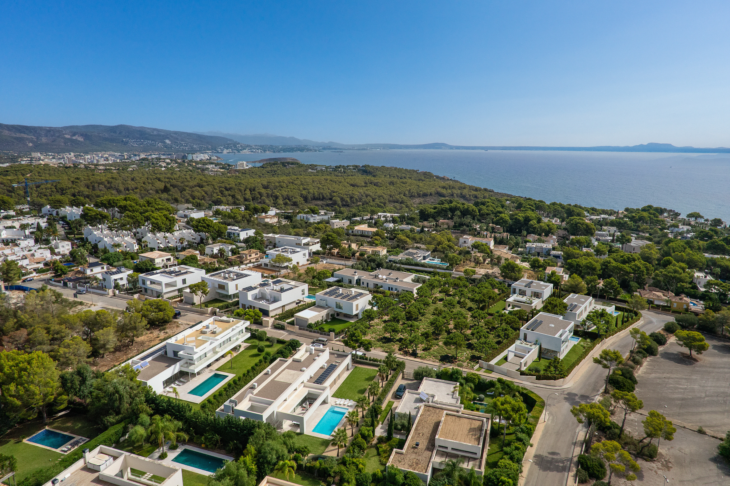 EXCEPTIONAL CONTEMPORARY VILLA WITH EXPANSIVE TERRACES ON A GENEROUS PRIVATE PLOT — 7