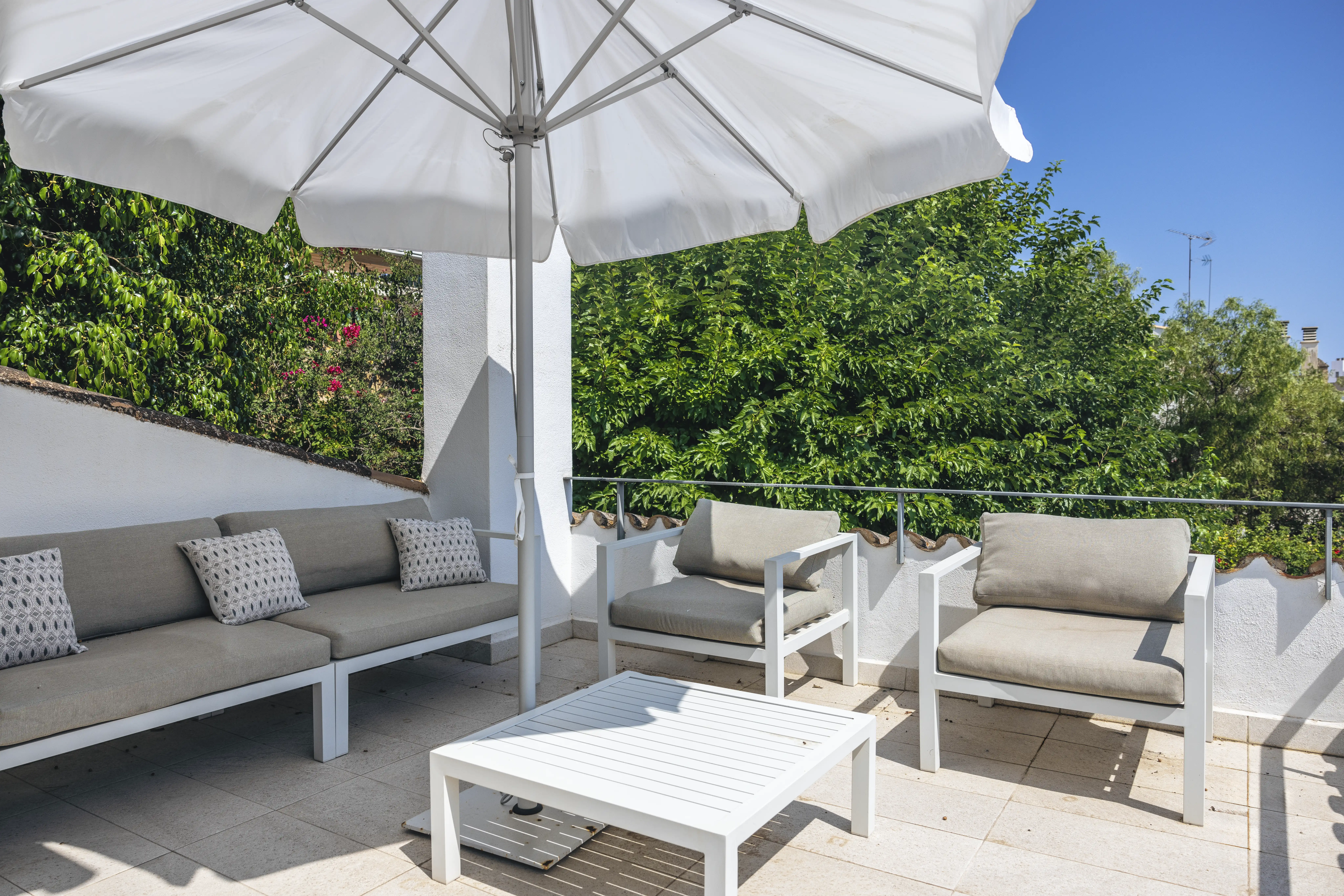 Beautiful 5-Bedroom Villa in Palma with Pool and Terrace — image 16