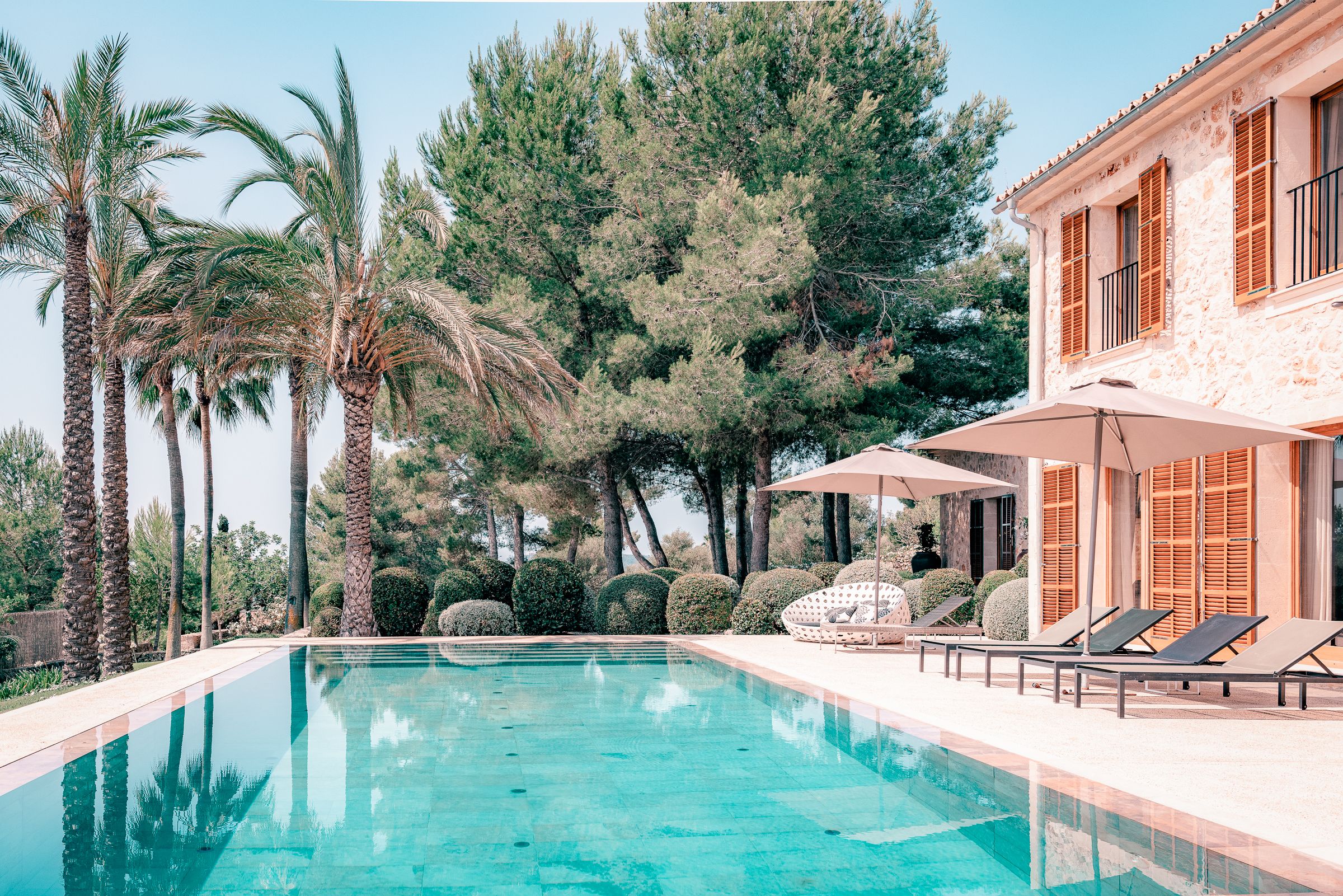 Elegant 5-Bedroom Villa in Porreres with Panoramic Views — image 2