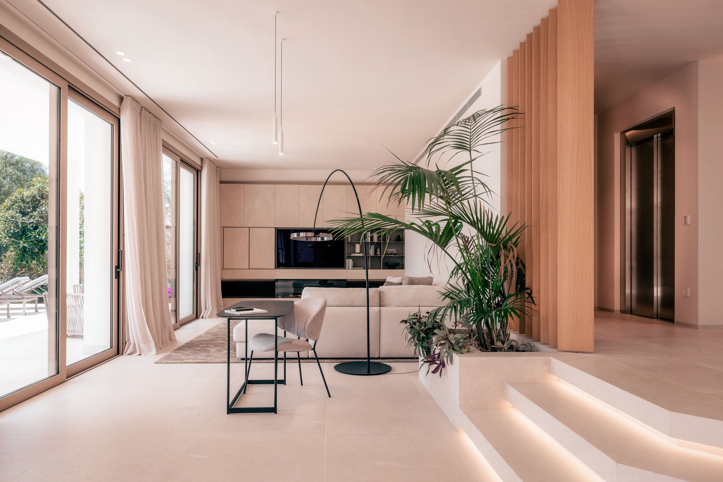 Elegant Villa 4-Bedroom in Bendinat with Sea Views and Pool — image 3