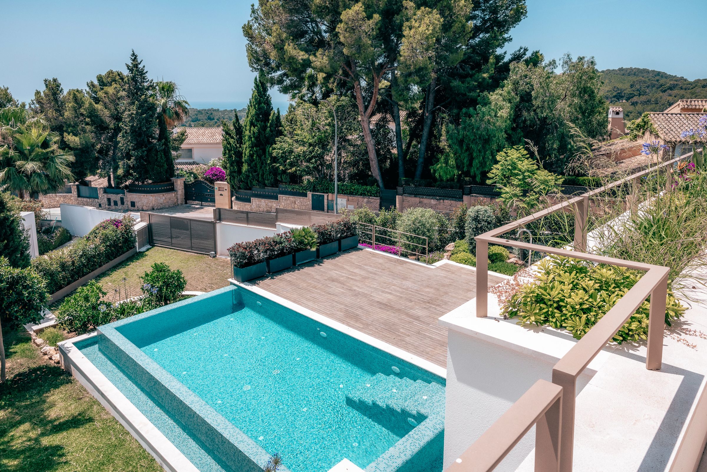 Elegant Villa 4-Bedroom in Bendinat with Sea Views and Pool — image 5