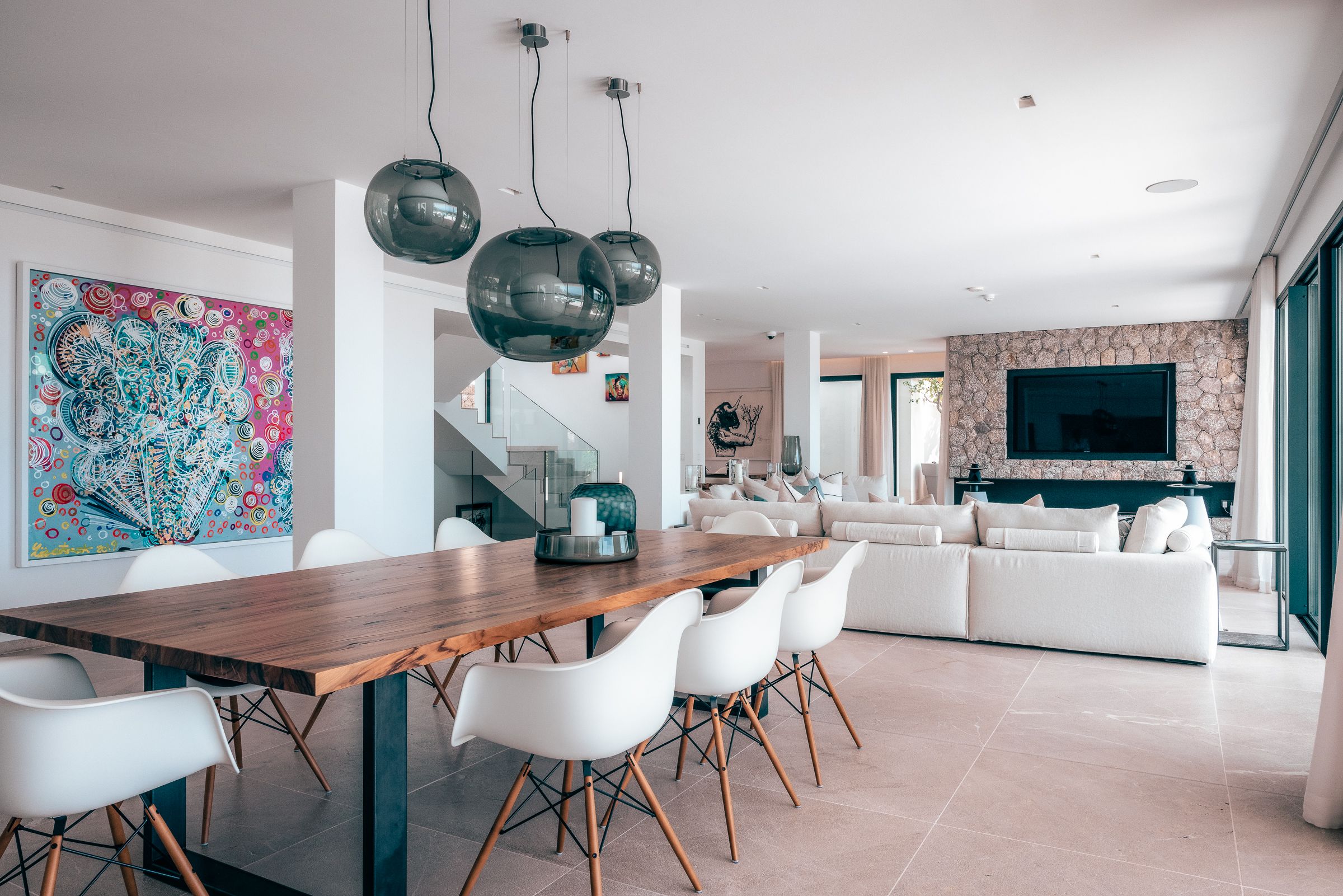 Elegant 4-Bedroom Villa in Bendinat with Sea Views and Pool — image 3