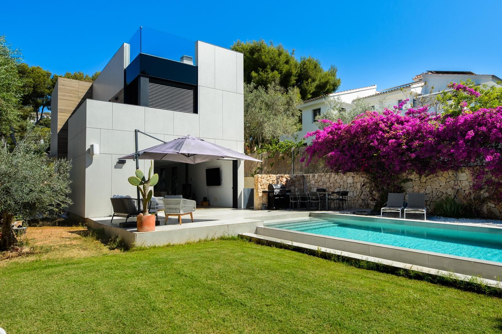 Contemporary Villa with Elegant Mediterranean Living — image 3
