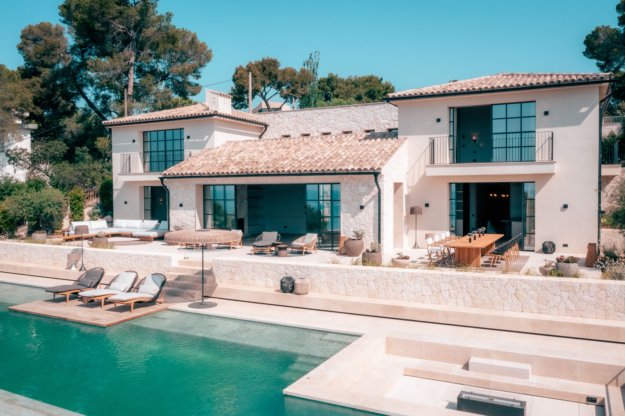 Elegant 5-Bedroom Villa in Old Bendinat with Sea Views — image 2