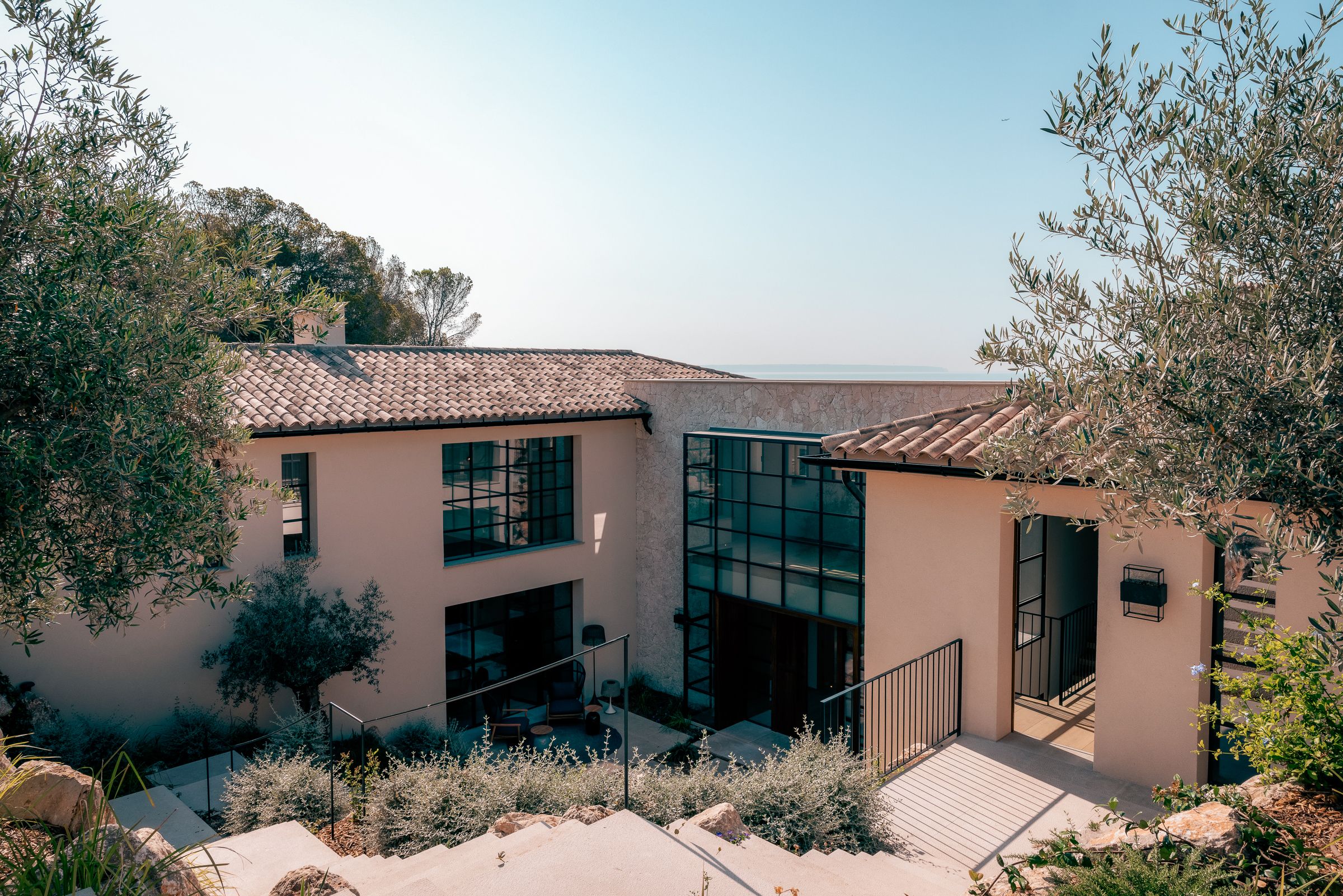 Elegant 5-Bedroom Villa in Old Bendinat with Sea Views — image 3