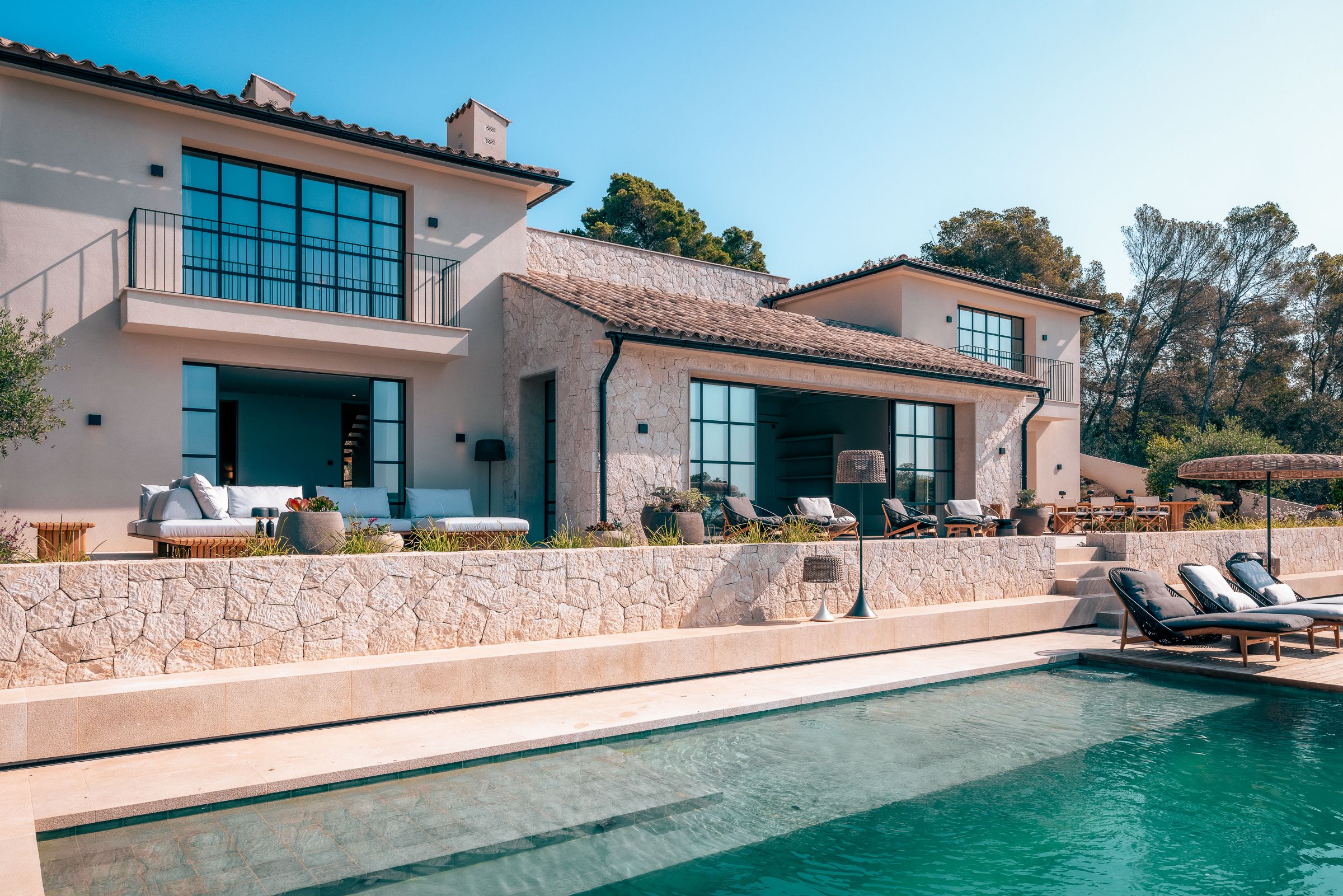 Elegant 5-Bedroom Villa in Old Bendinat with Sea Views — image 4