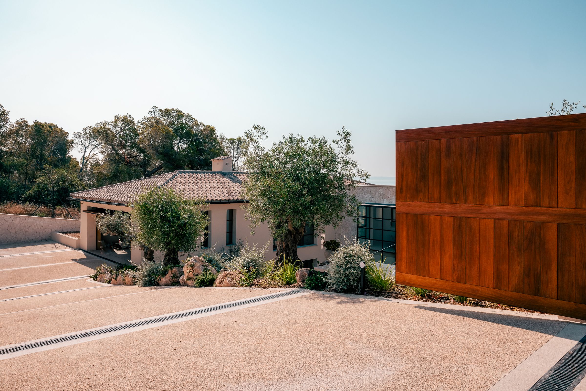 Elegant 5-Bedroom Villa in Old Bendinat with Sea Views — image 6