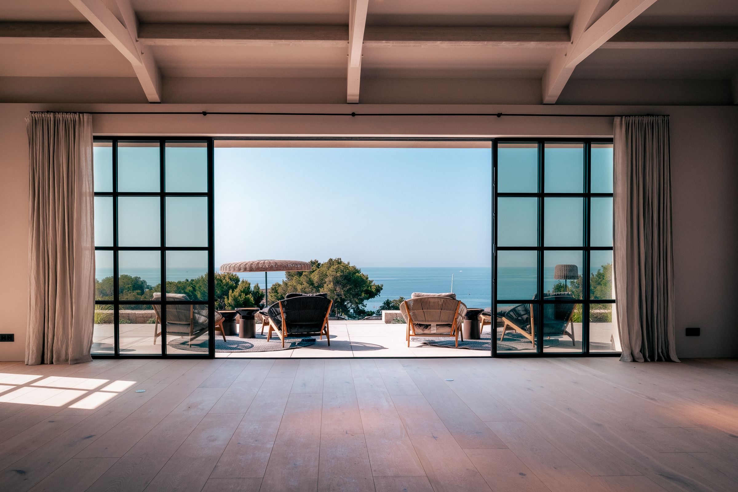 Elegant 5-Bedroom Villa in Old Bendinat with Sea Views — image 9